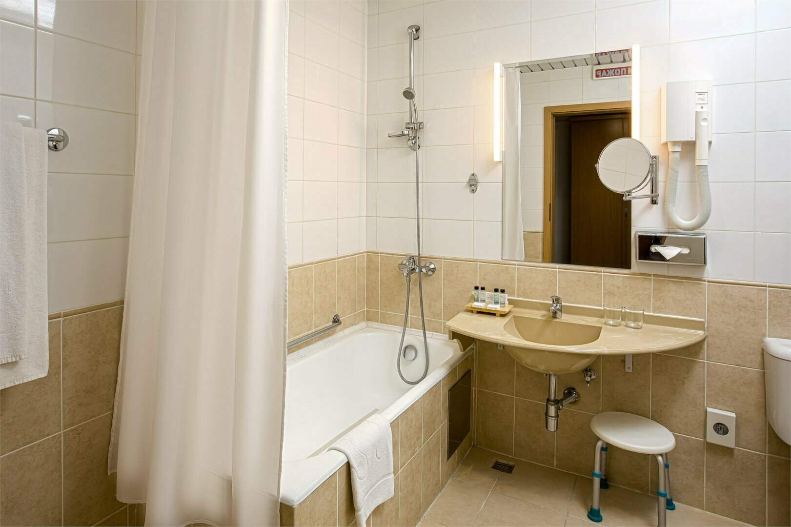 Номер Standard, для маломобильных - с двуспальной кроватью и софой