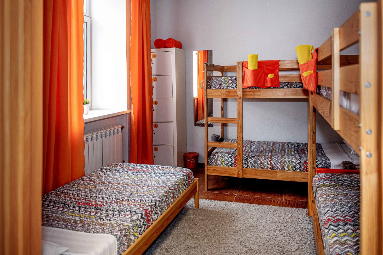 Спальное место на двухъярусной кровати в общем номере для мужчин и женщин