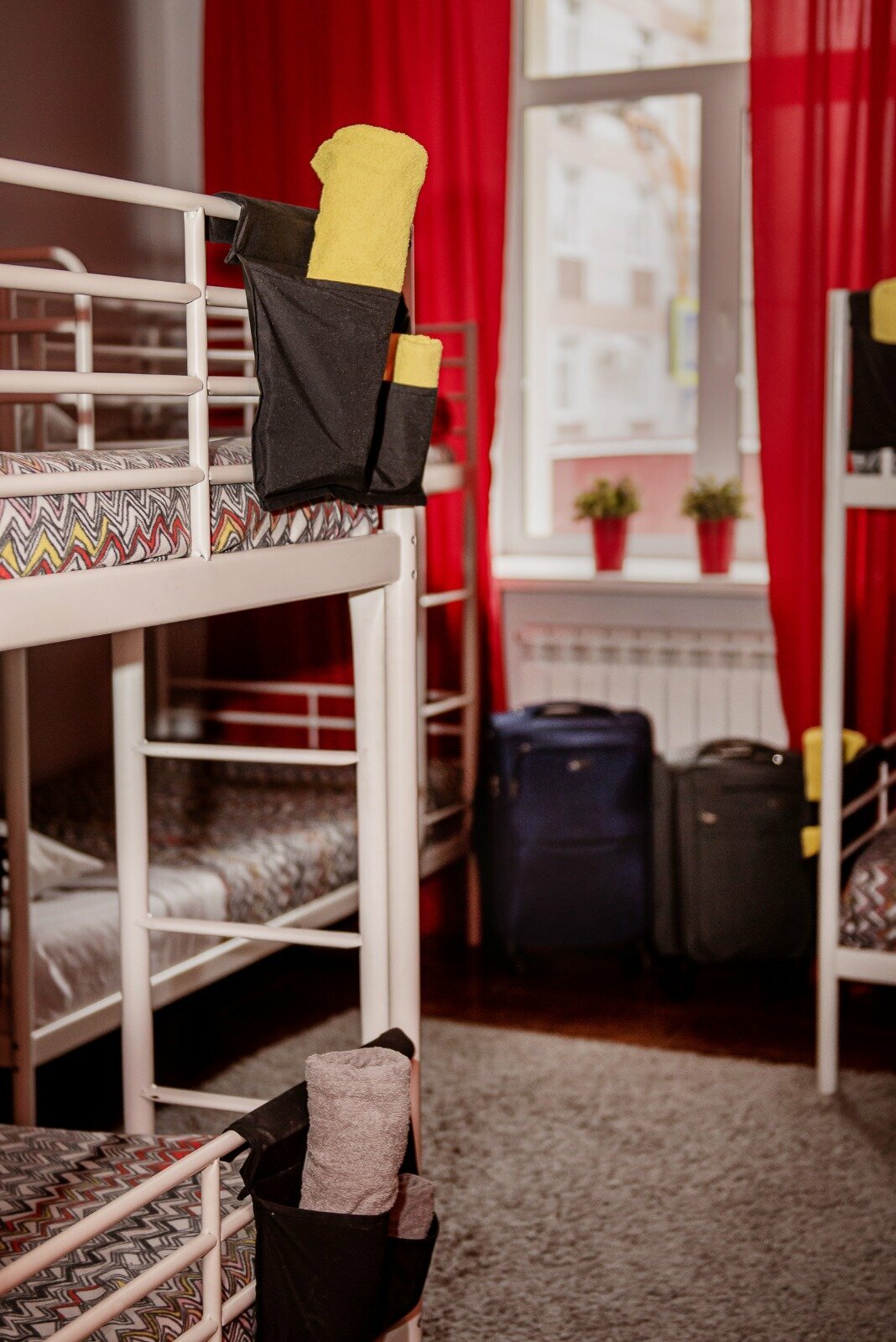 Спальное место на двухъярусной кровати в общем номере для мужчин