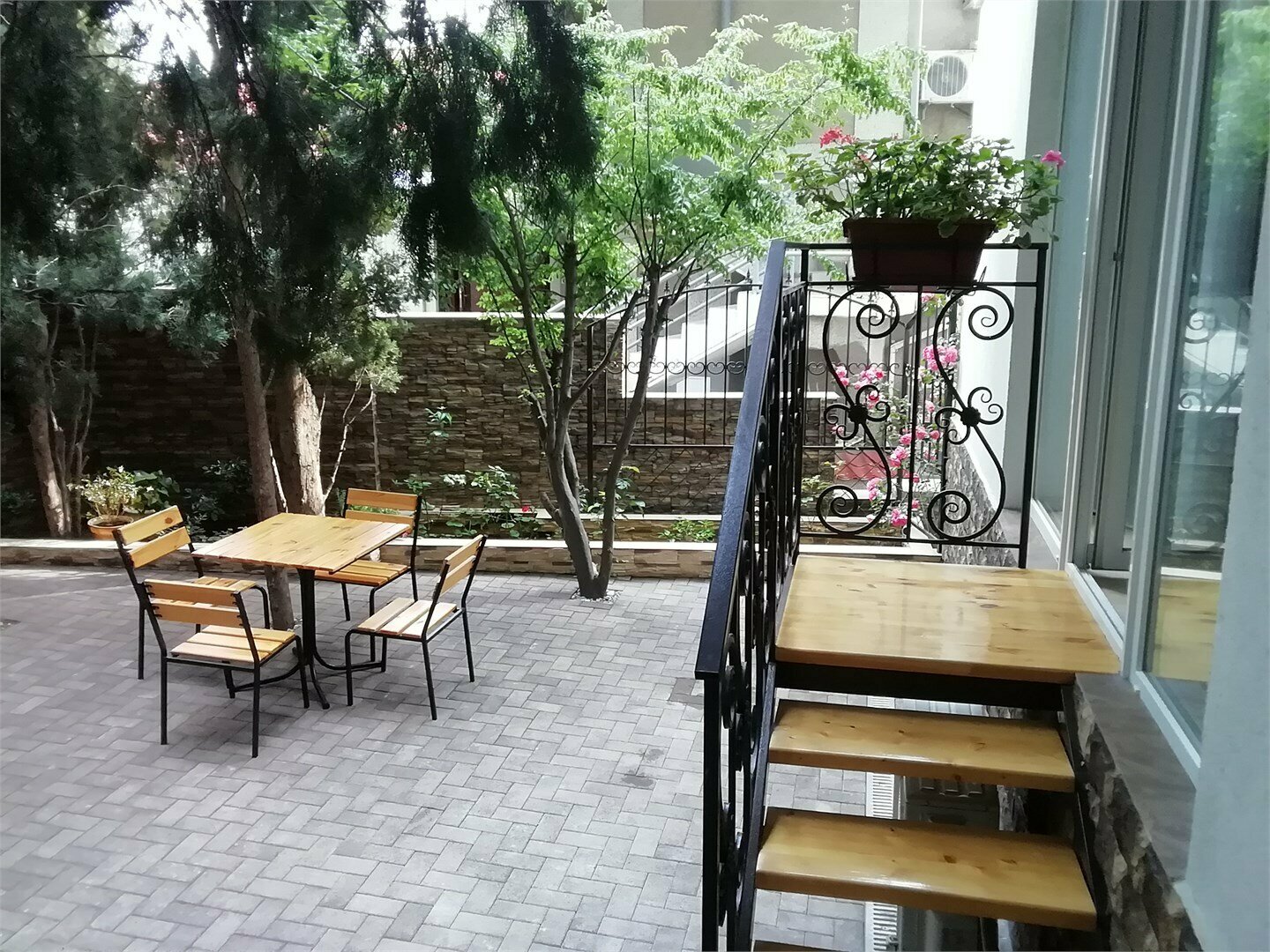 четырехместный семейный номер с двухъярусной кроватью