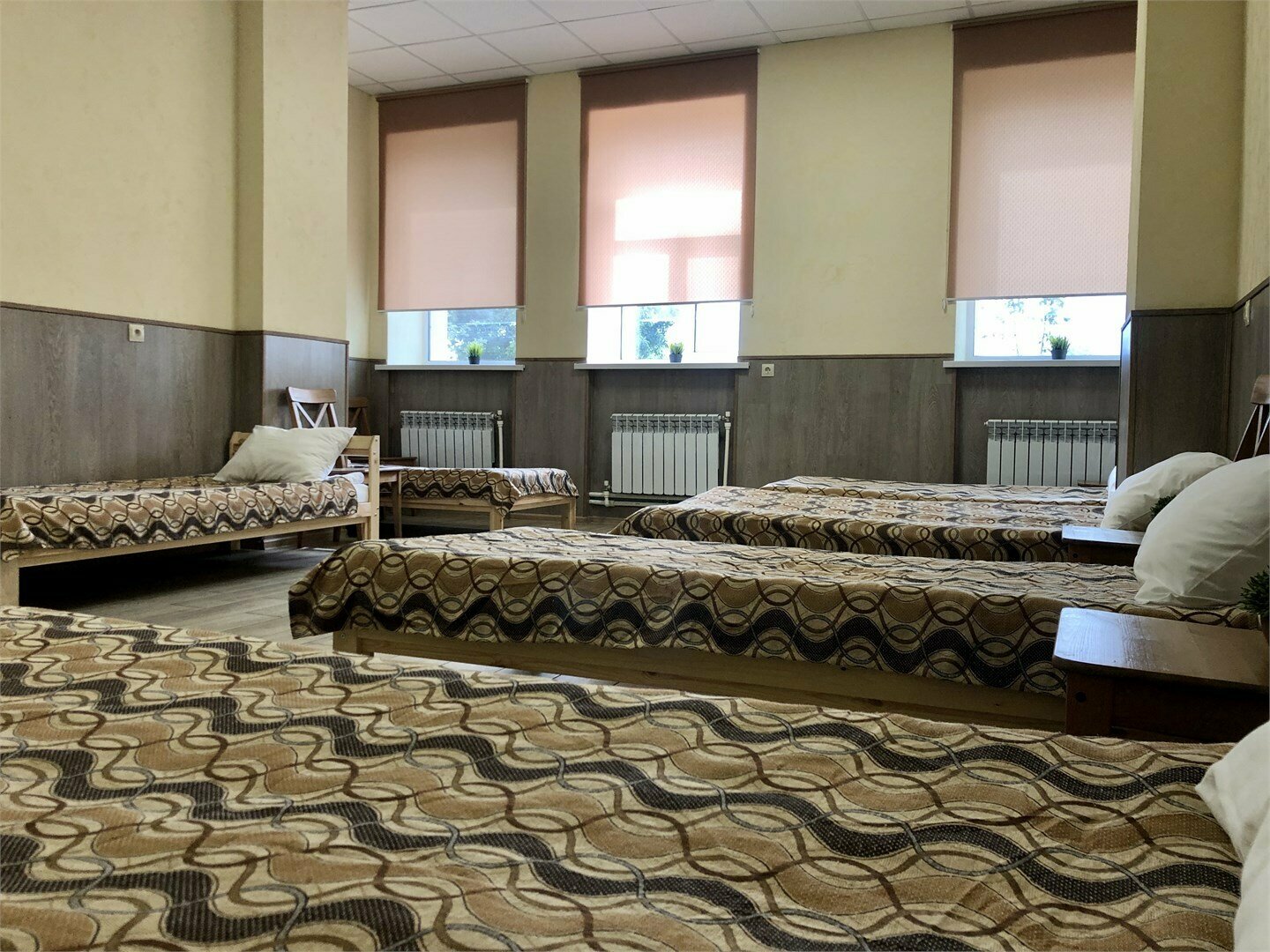 Односпальная кровать в общем номере с 6 кроватями