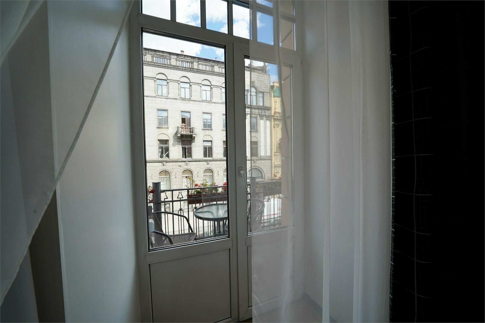 Меблированная комната с балконом