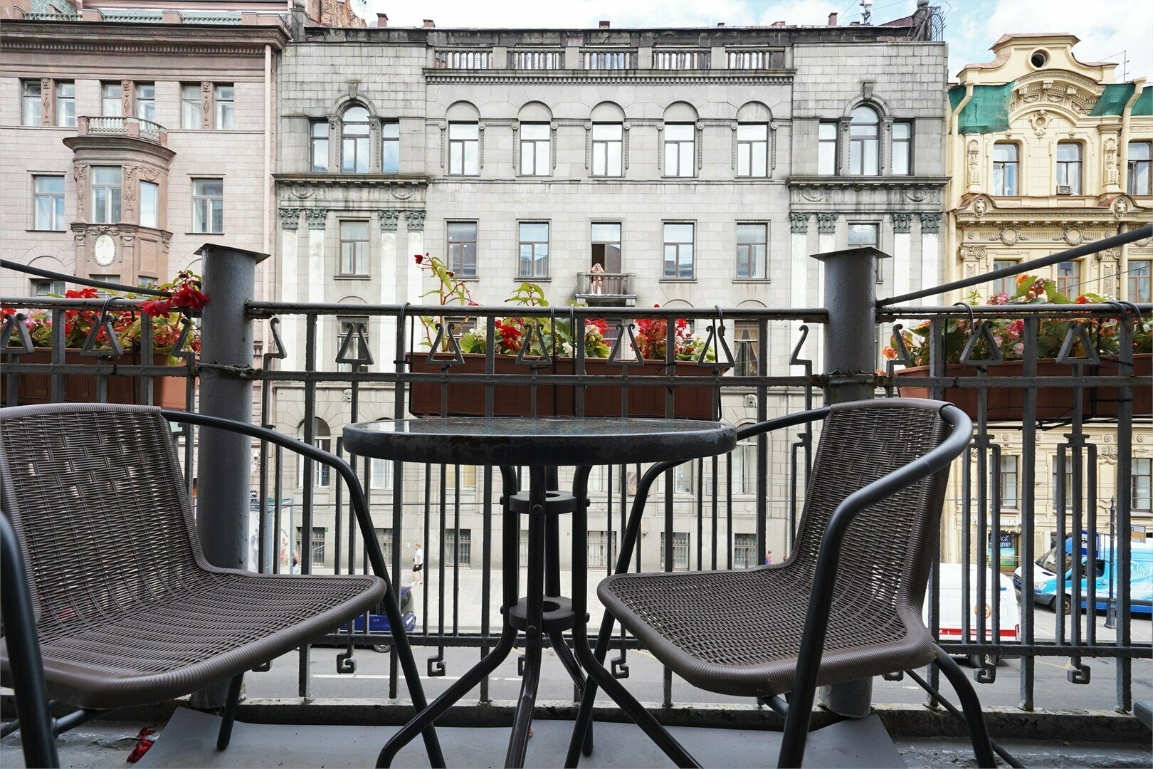 Меблированная комната с балконом