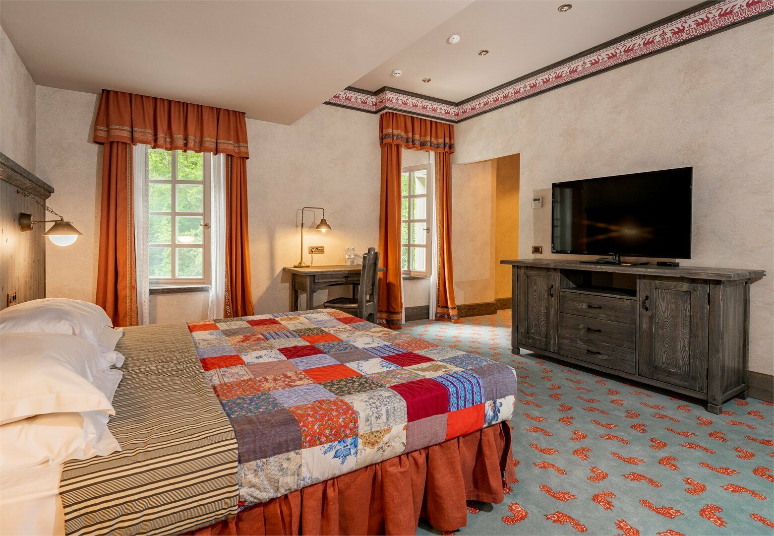 Двухуровневый сюит с видом на реку