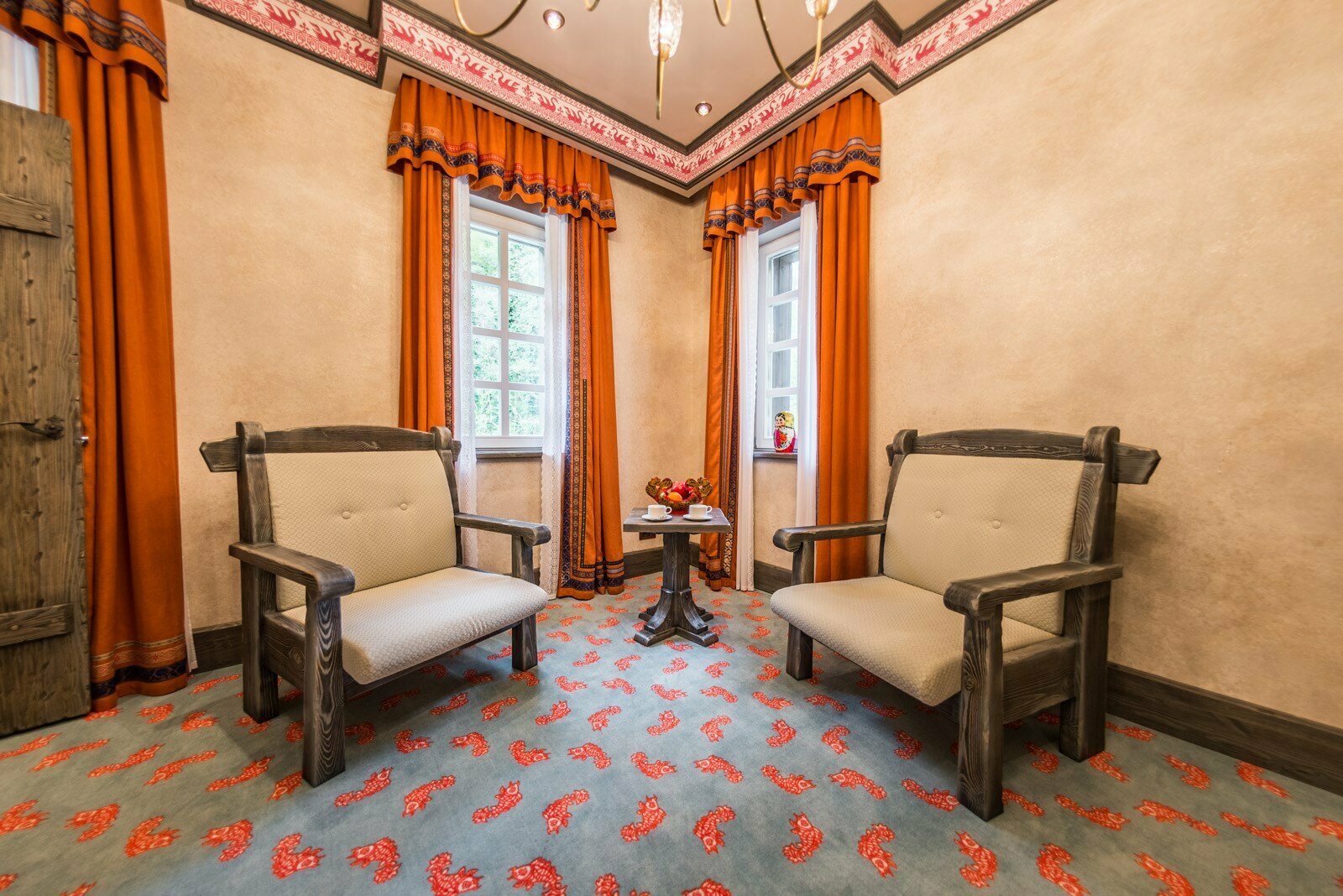 Двухуровневый сюит с видом на реку