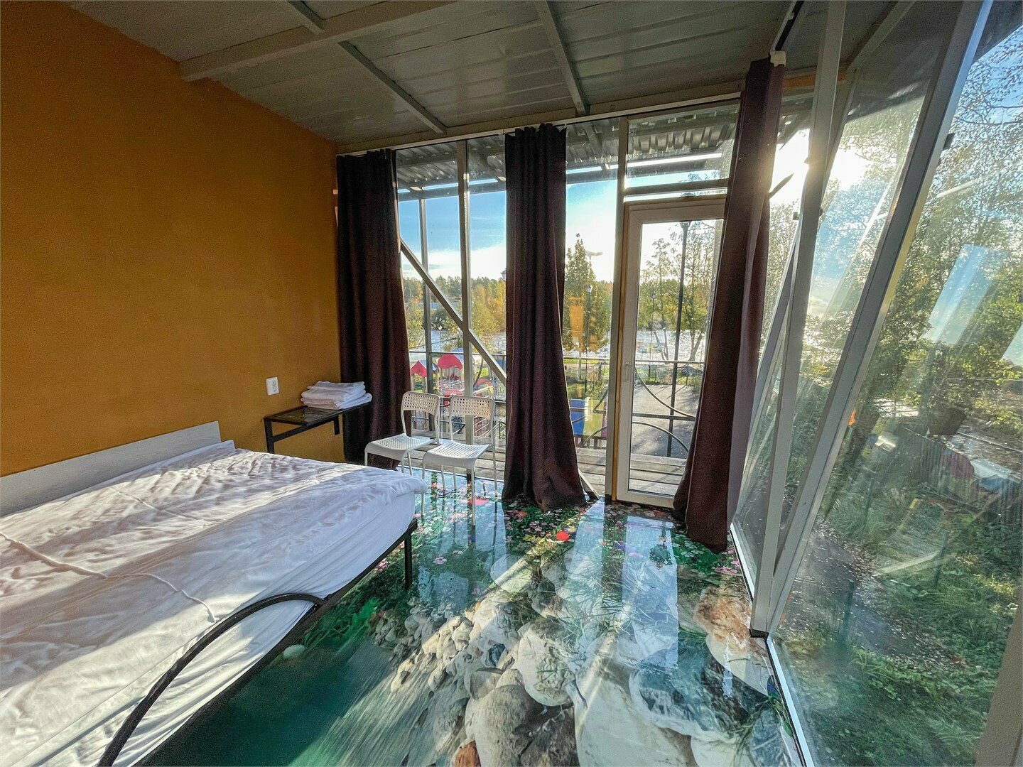 Стеклянный домик с двумя двуспальными кроватями