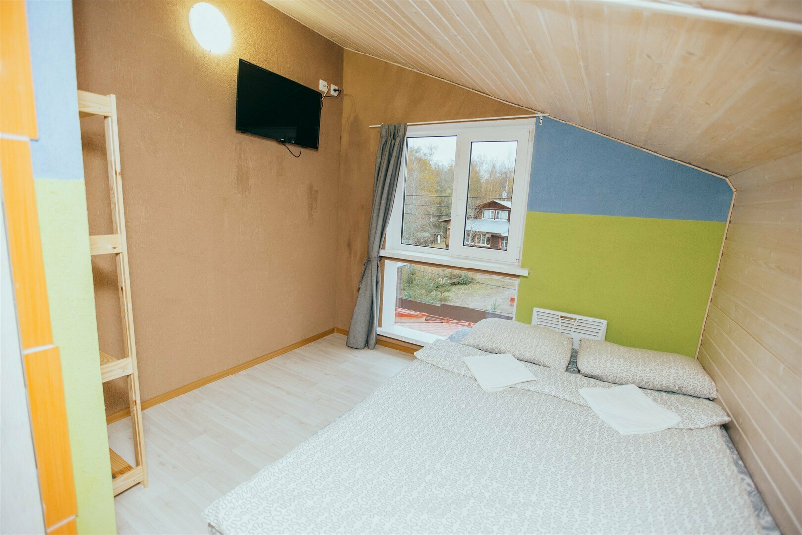 Мансардный номер с двуспальной и подростковой кроватью