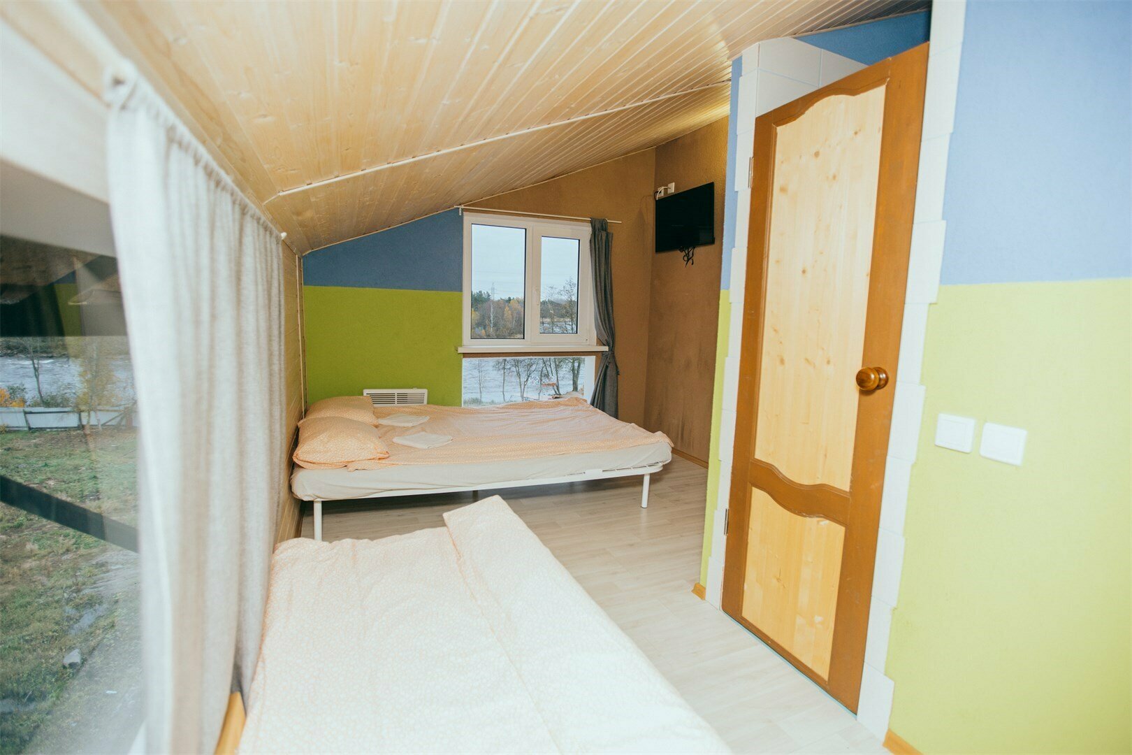 Мансардный номер с двуспальной и подростковой кроватью