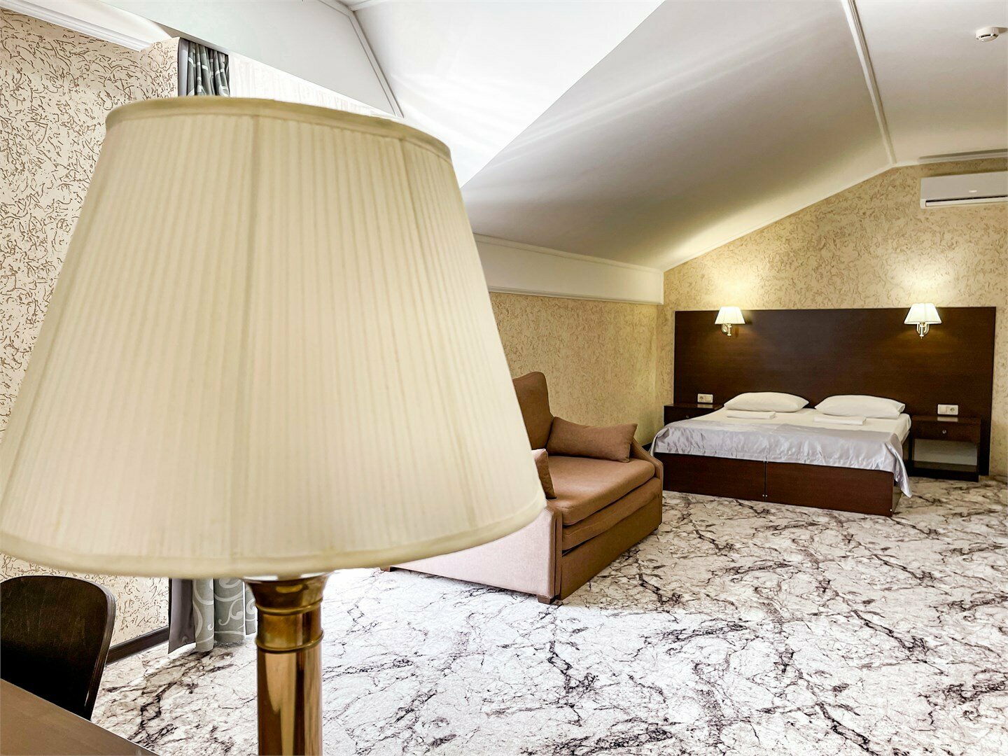 Семейный номер Мансарда 4 этаж (база 3 чел.)