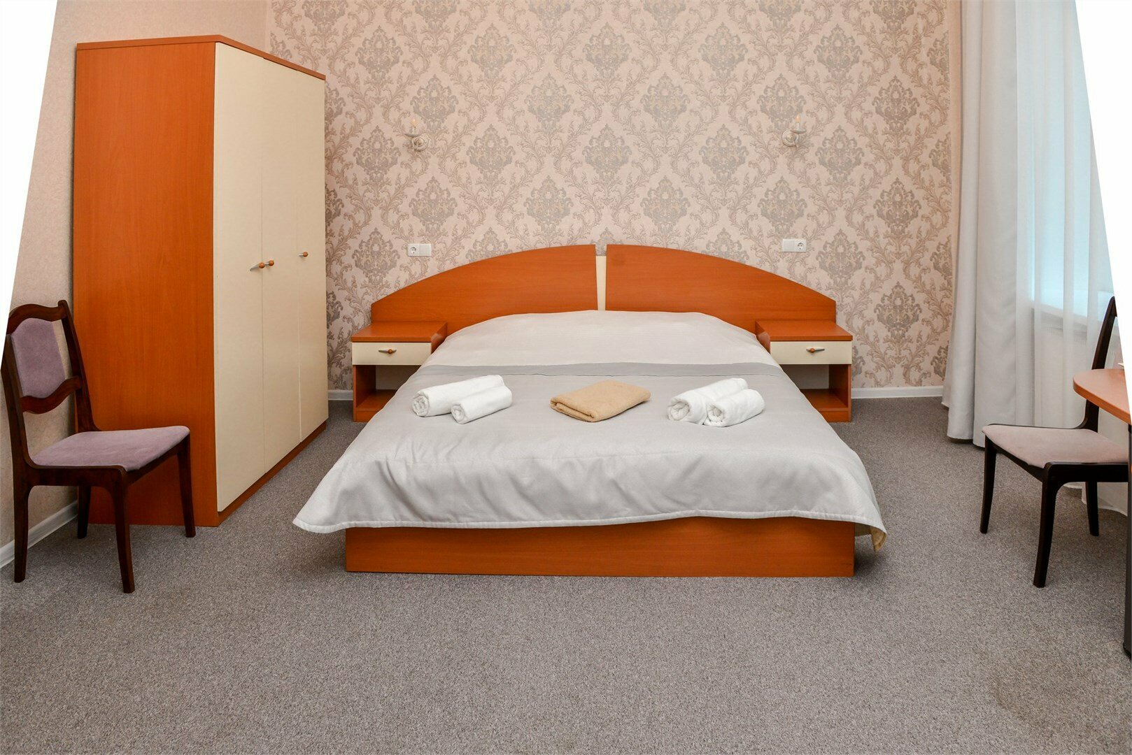 Двухместный номер с двуспальной кроватью и дополнительной кроватью