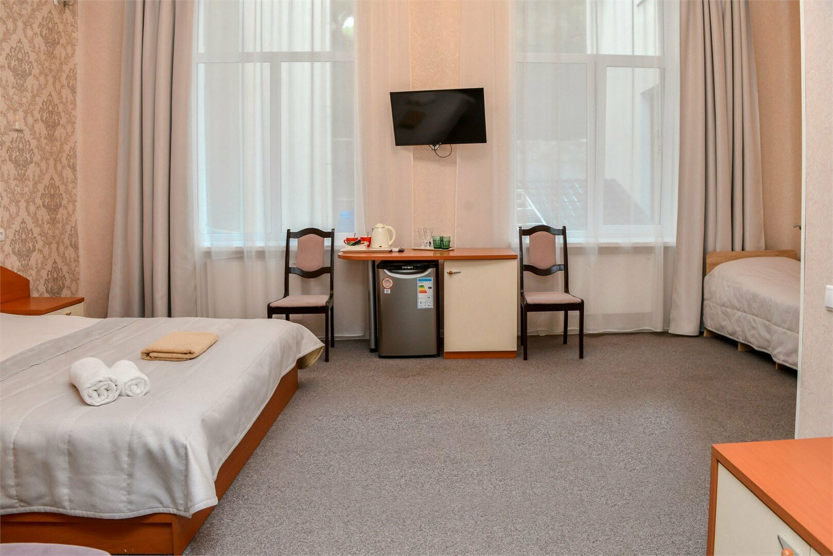 Двухместный номер с двуспальной кроватью и дополнительной кроватью