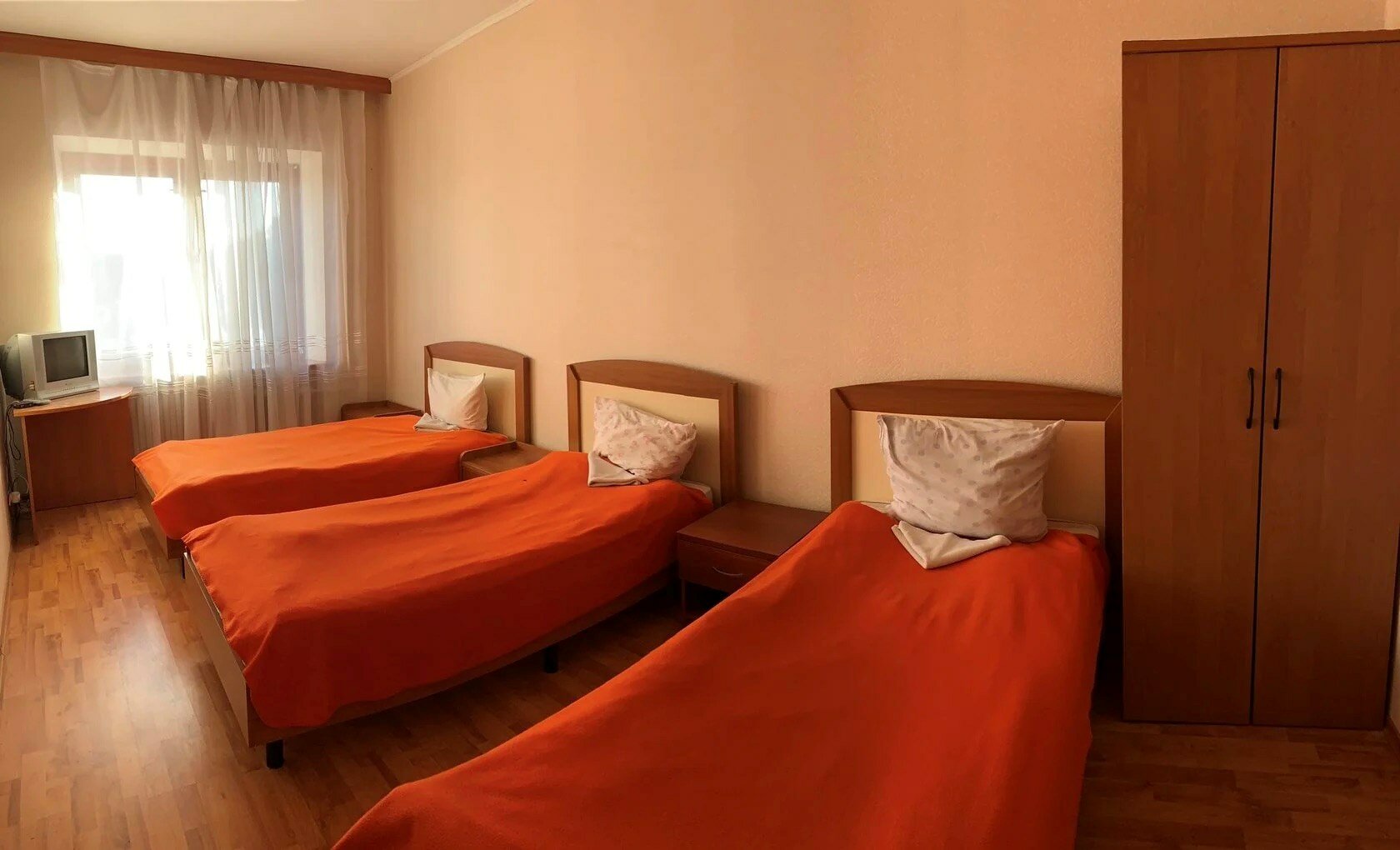 Трехместный номер с общей ванной комнатой