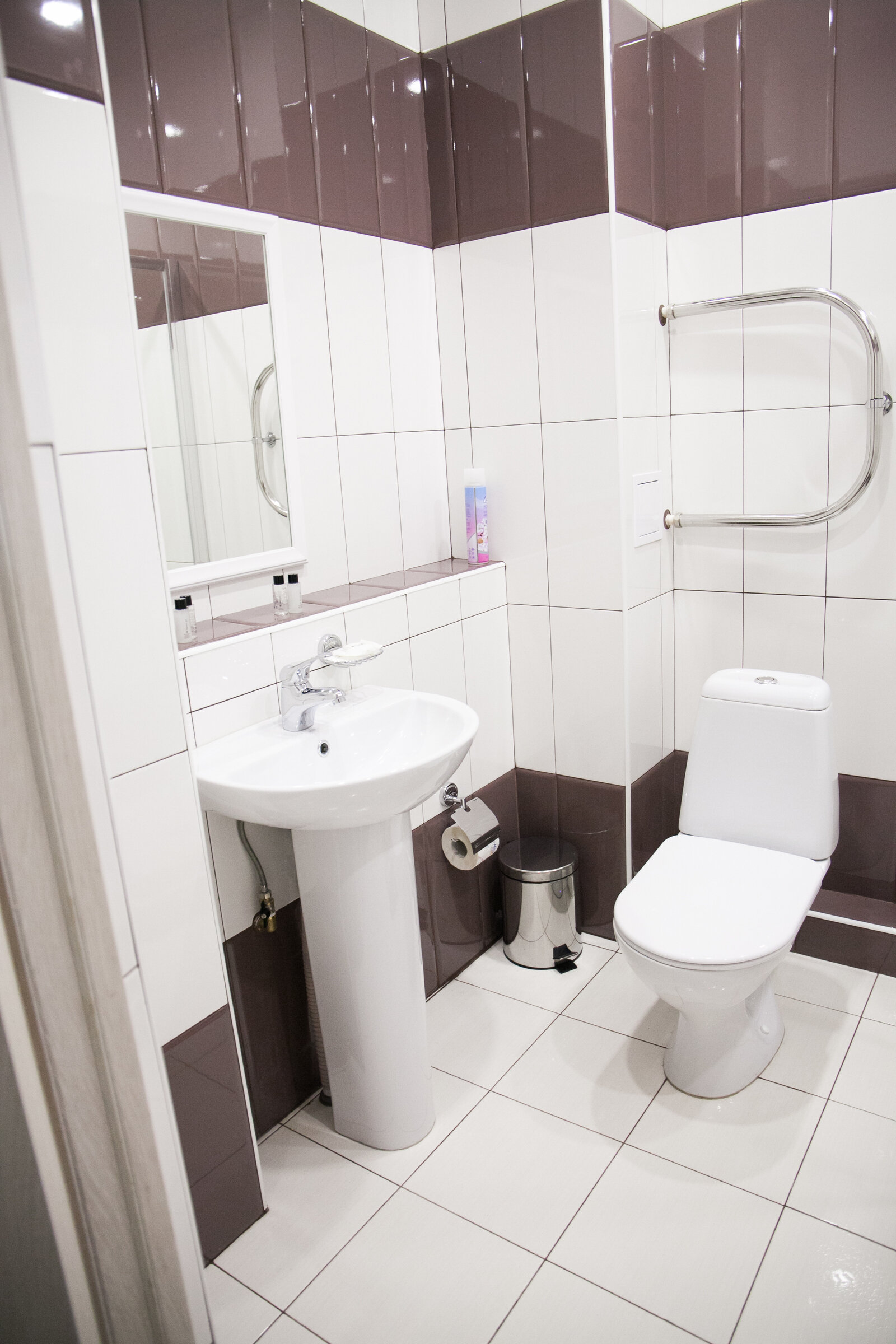 Трехместный номер с 1 большой кроватью, диваном или креслом-кроватью