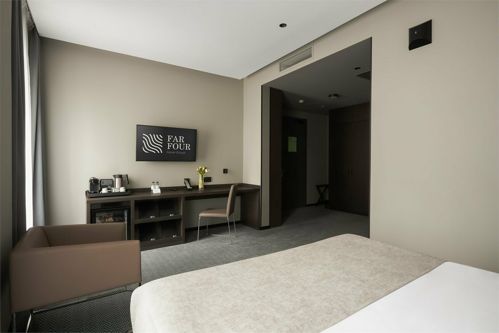 Джуниор Сюит с 1 двуспальной кроватью