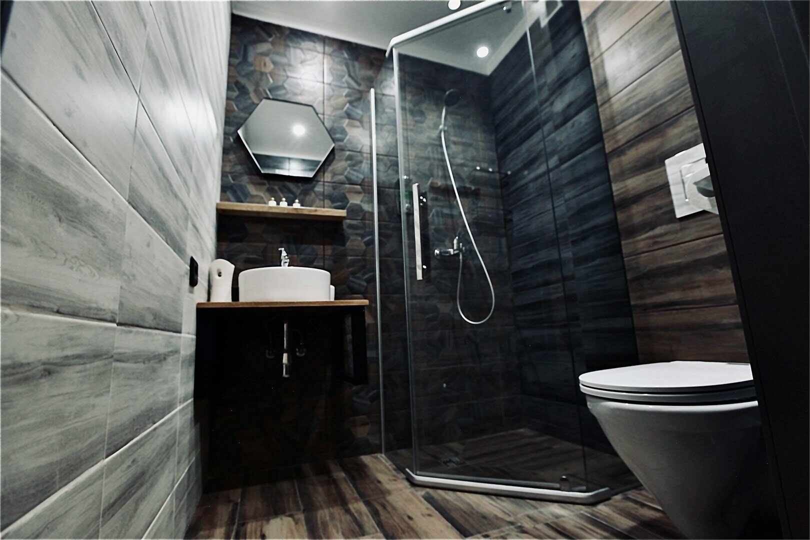 Бюджетный номер с одной кроватью размером Queen Size (без окна)