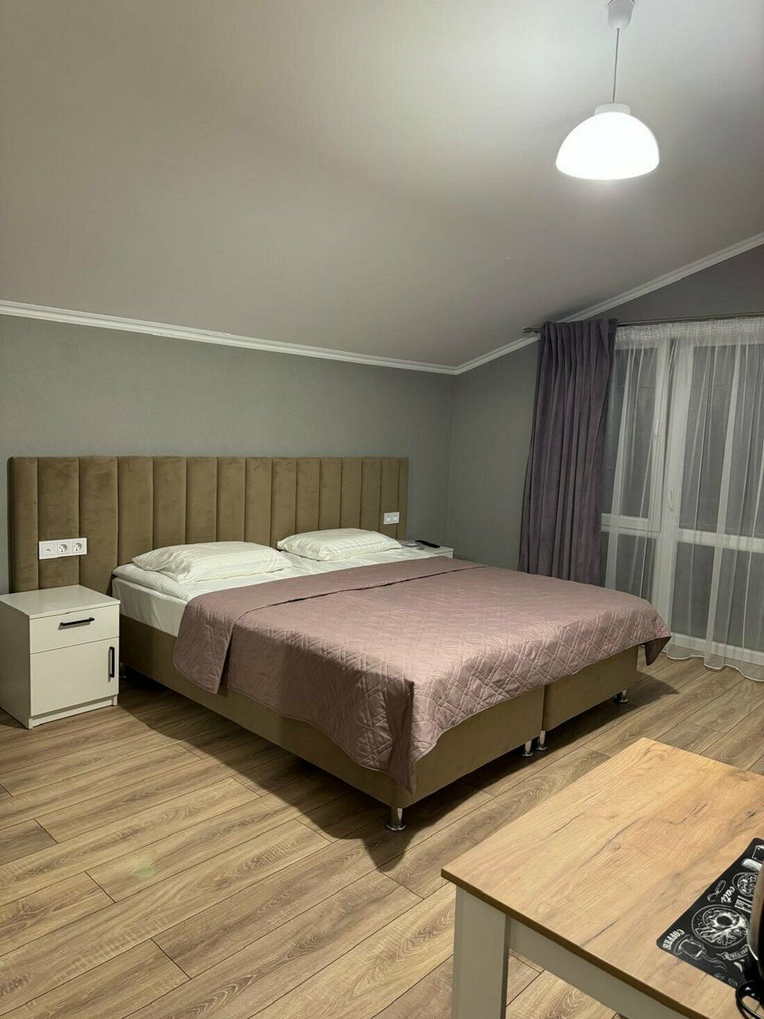 Бюджетный двухместный с балконом и  с общей ванной комнатой на два номера, на этаже.