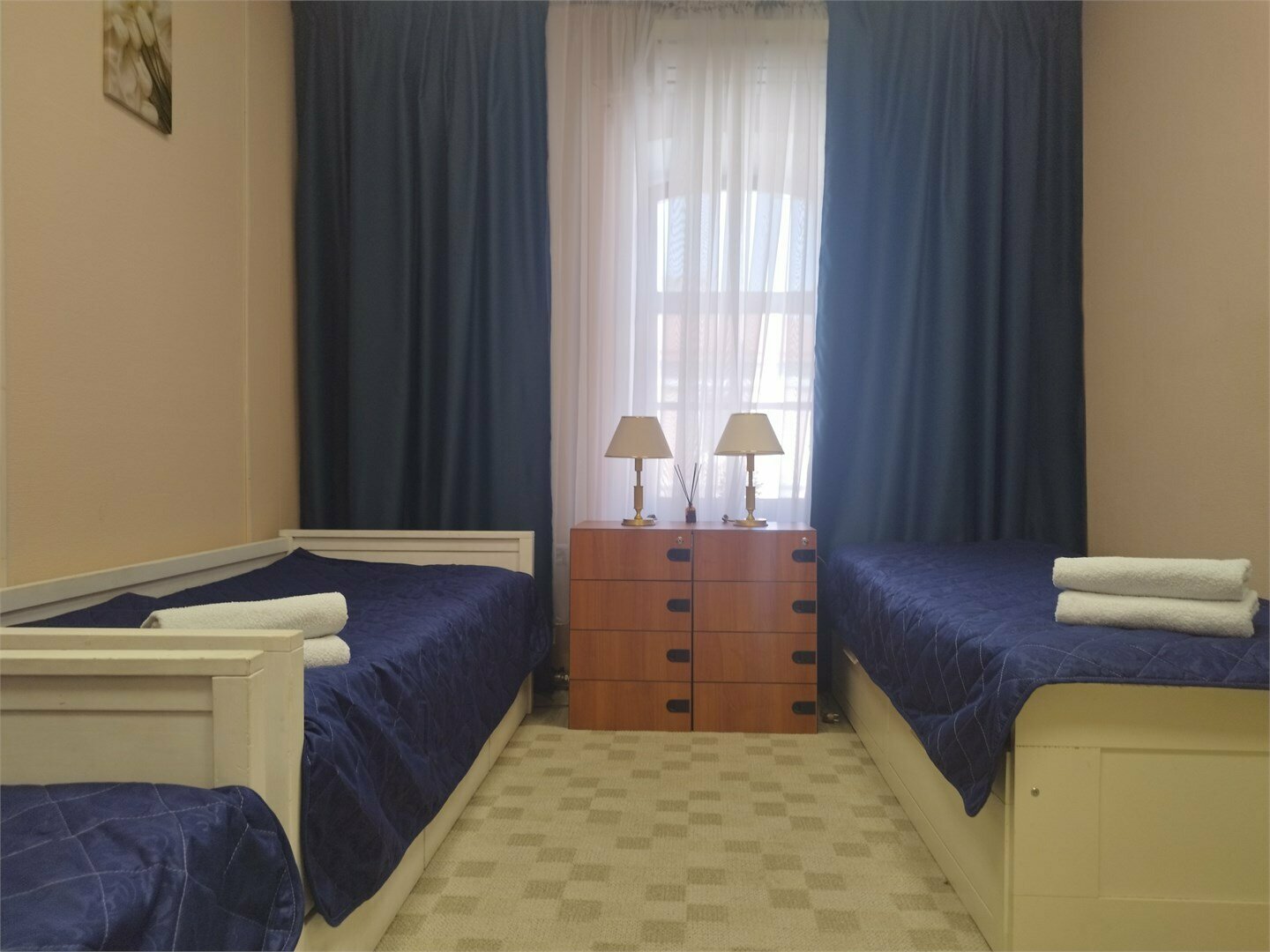 Семейный двухкомнатный номер с собственной,внешней ванной комнатой