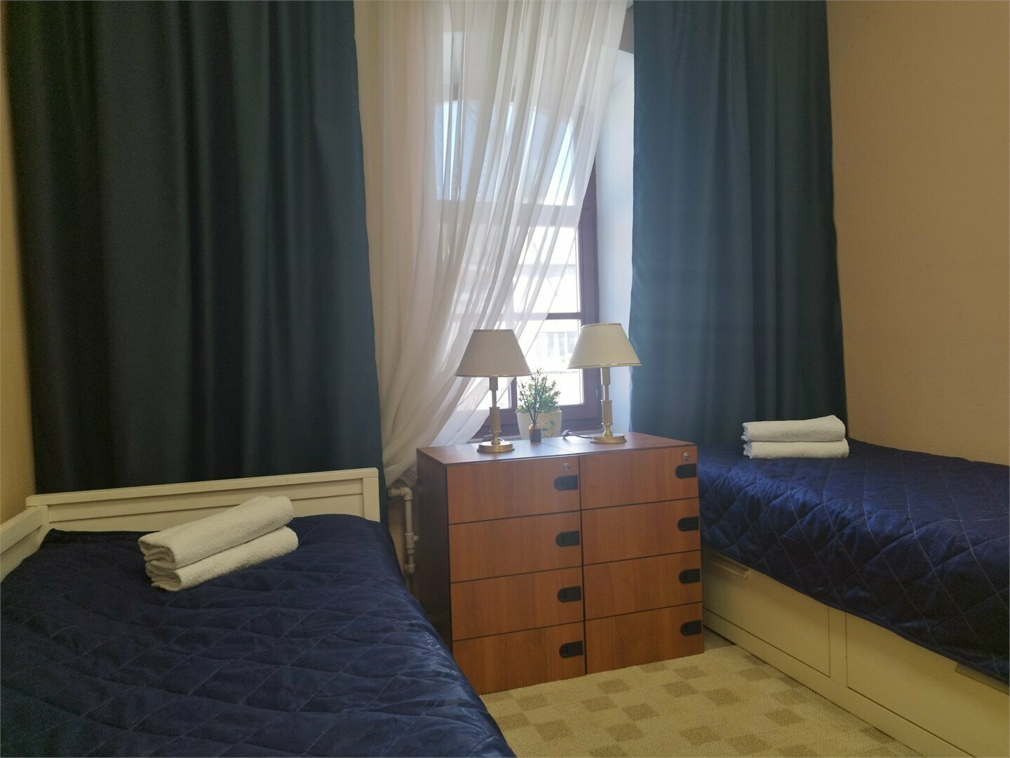 Семейный двухкомнатный номер с собственной,внешней ванной комнатой