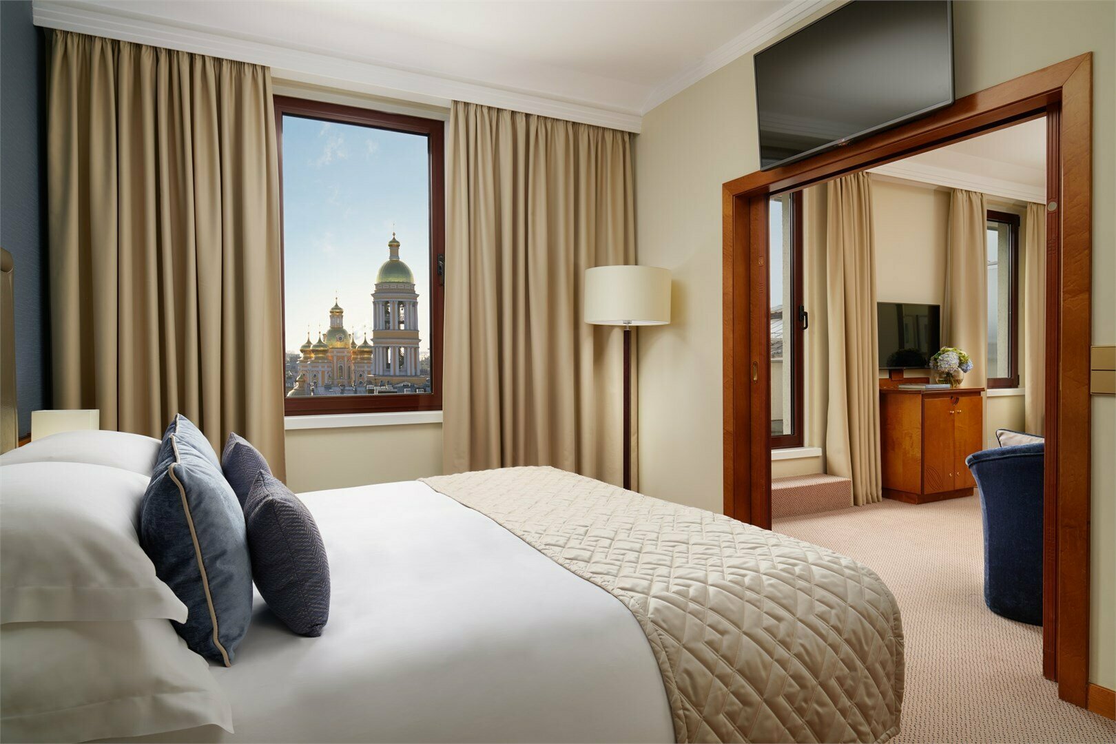 Люкс с видом на Санкт-Петербург