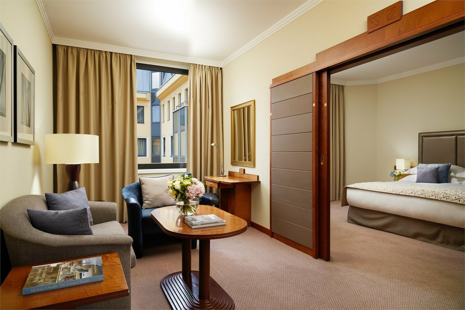 Люкс с видом во внутренний дворик