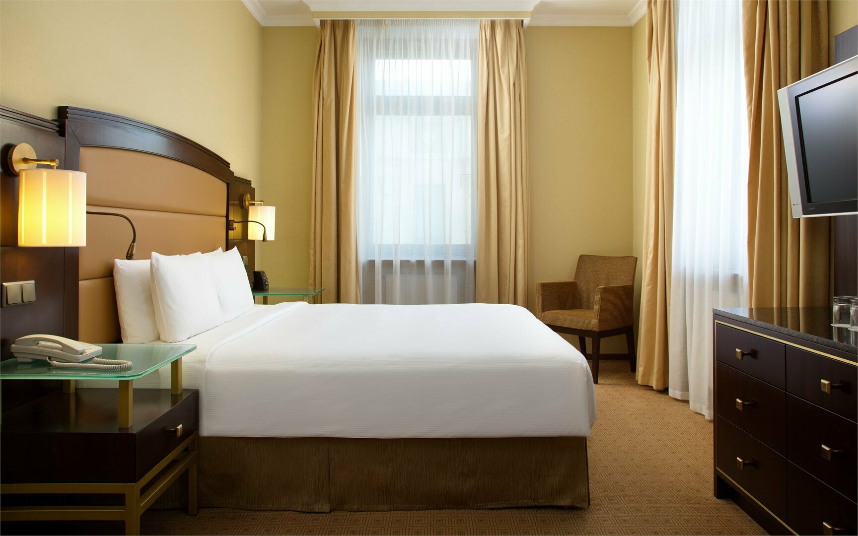 Представительский номер с одной двуспальной кроватью