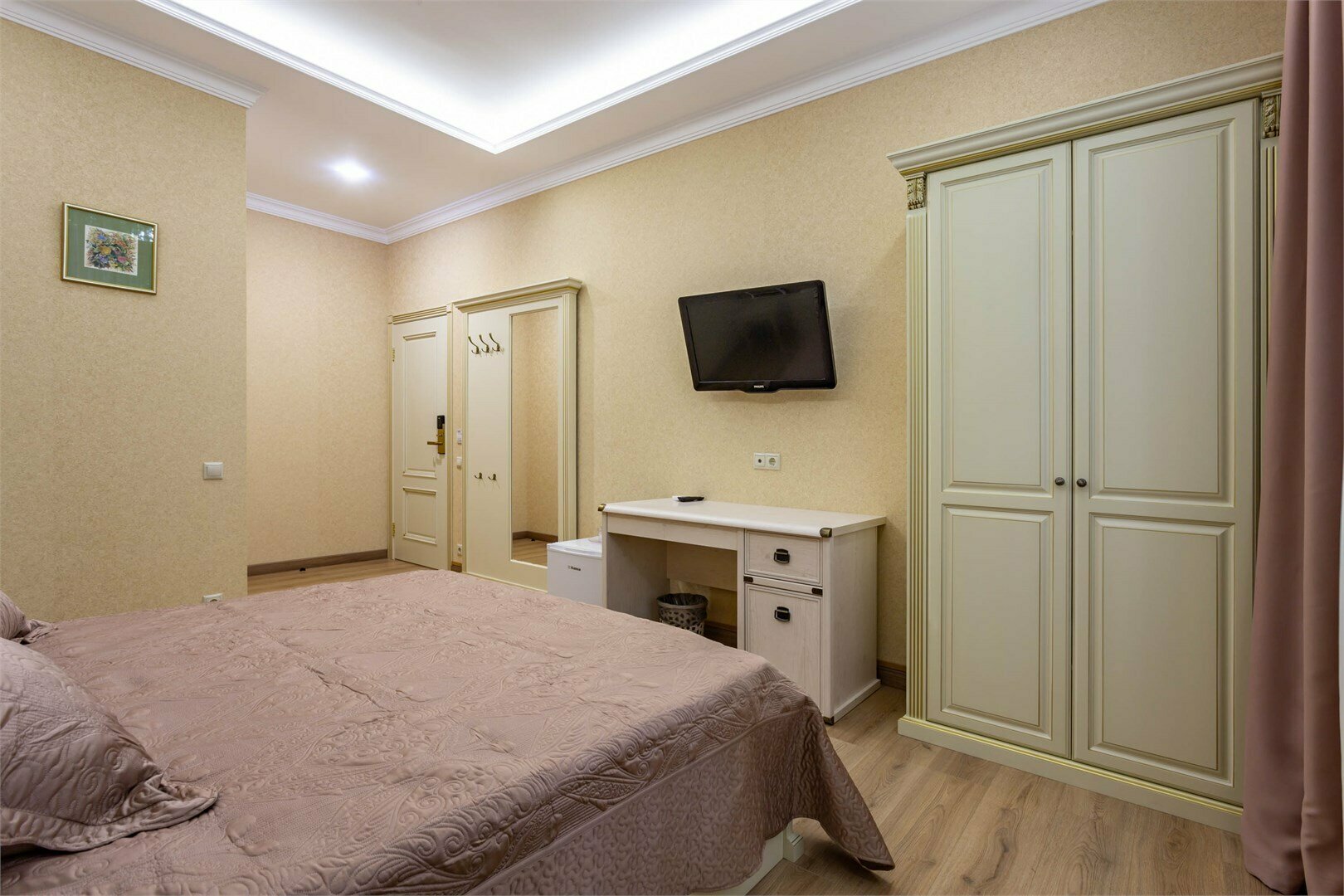 Улучшенный номер с кроватью размера «queen-size»