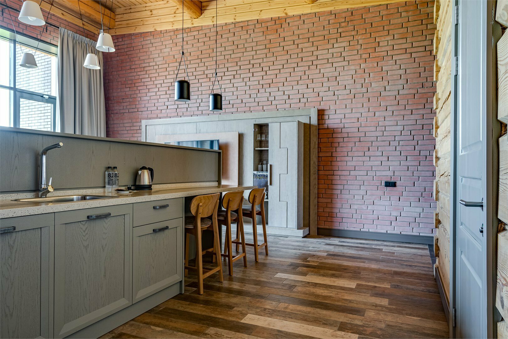 Таунхаус с одной большой кроватью