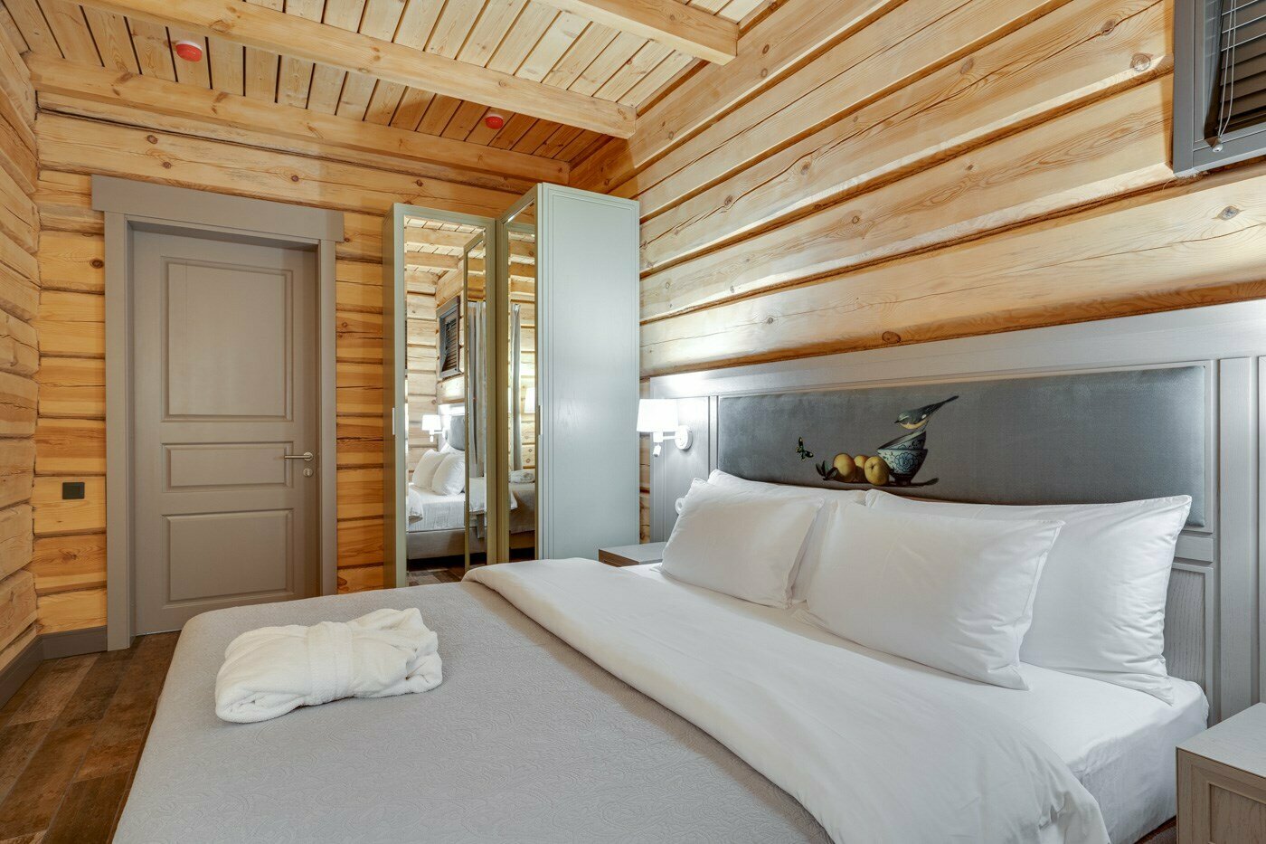 Таунхаус с одной большой кроватью