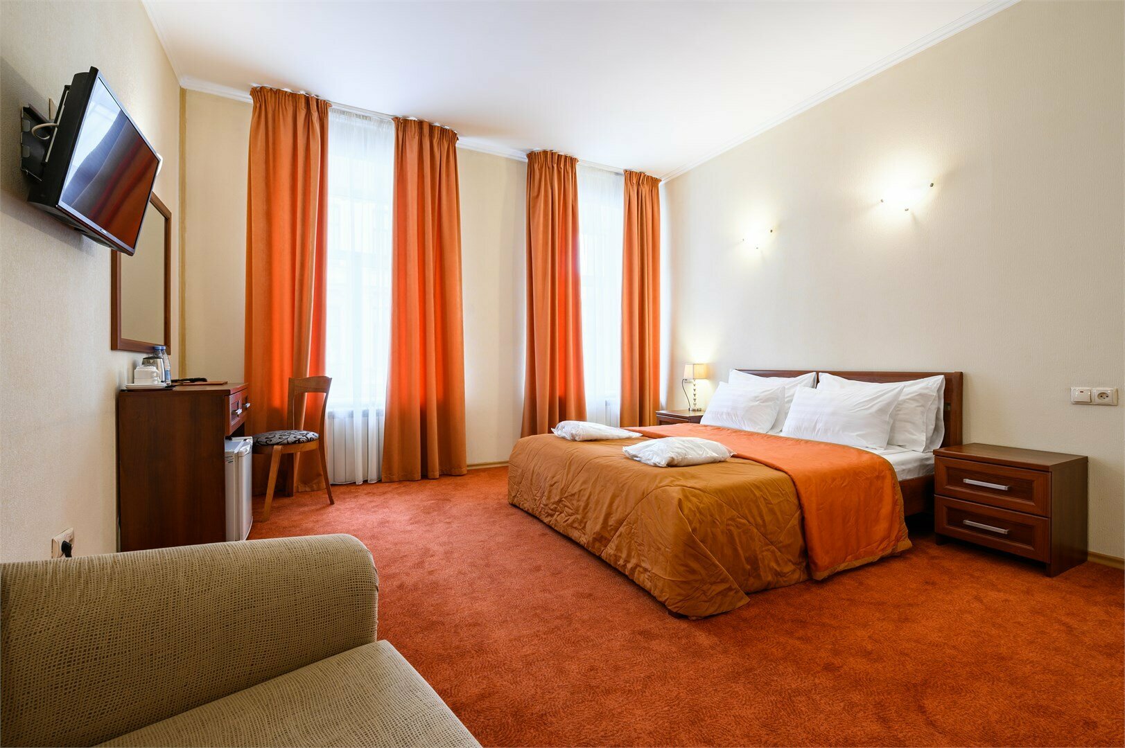 Улучшенная двухместная комната с 1 кроватью и креслом-кроватью