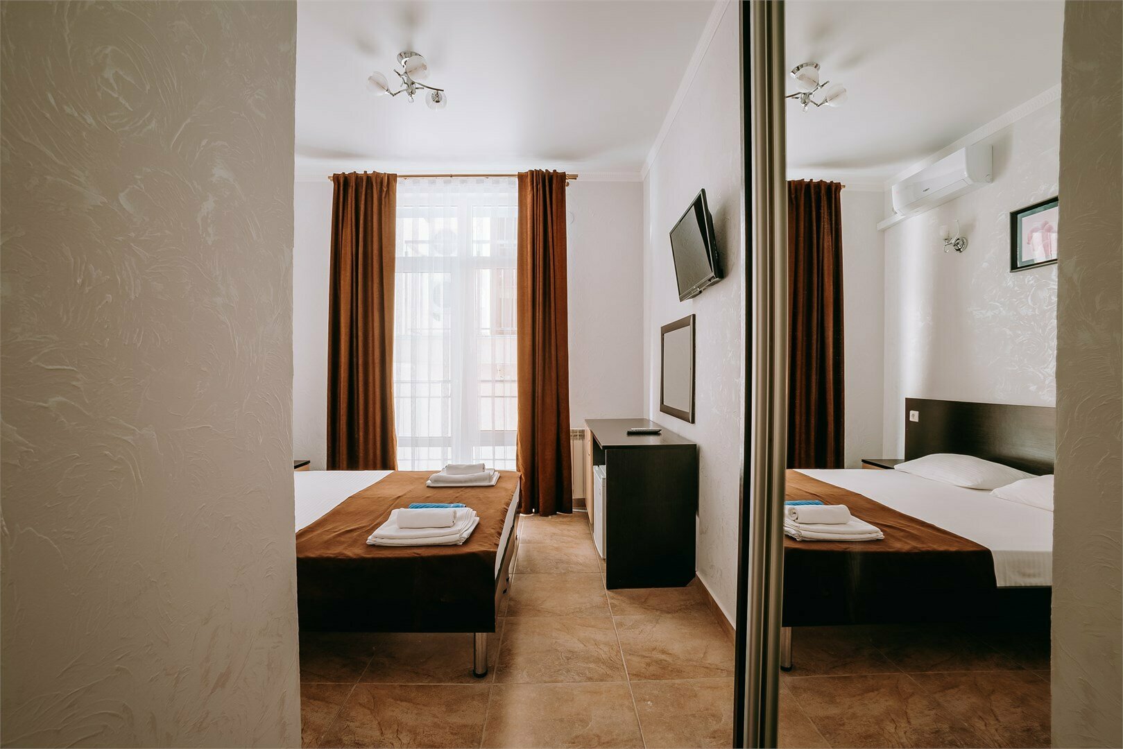 Полулюкс двухместный с балконом (вид на стенку)