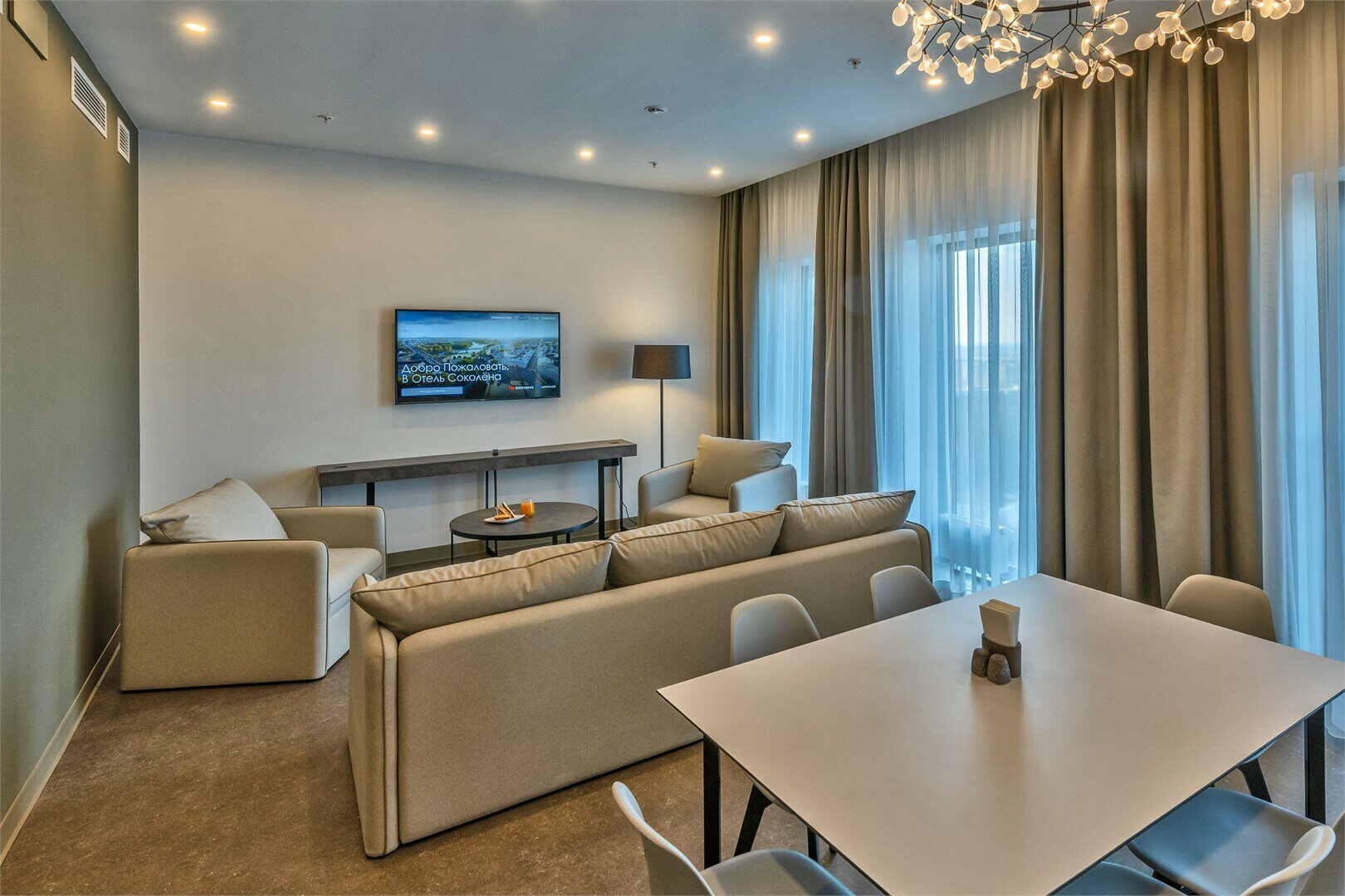 Сюит с двуспальной кроватью и двумя односпальными кроватями