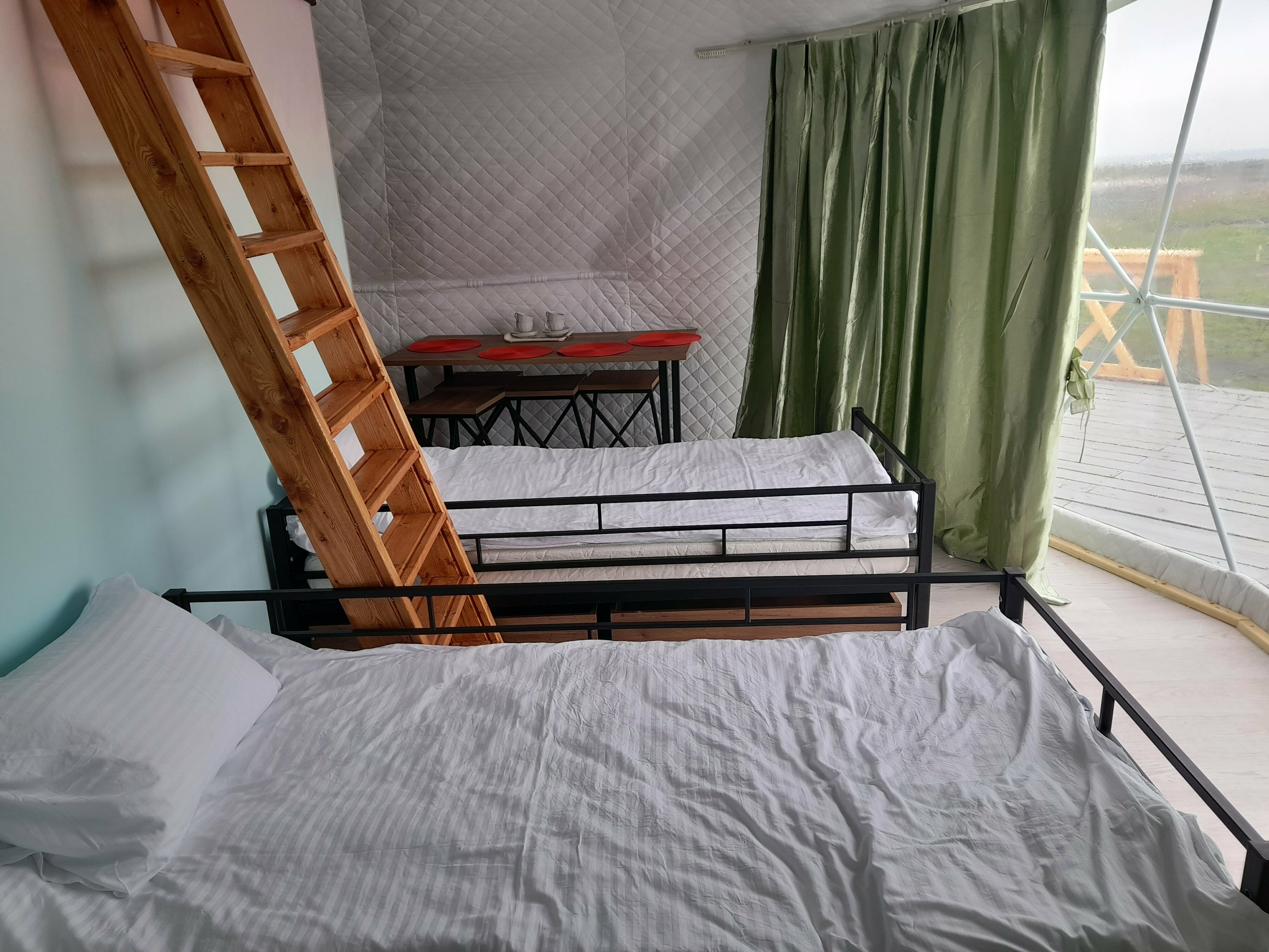 Двухуровневый четырехместный номер