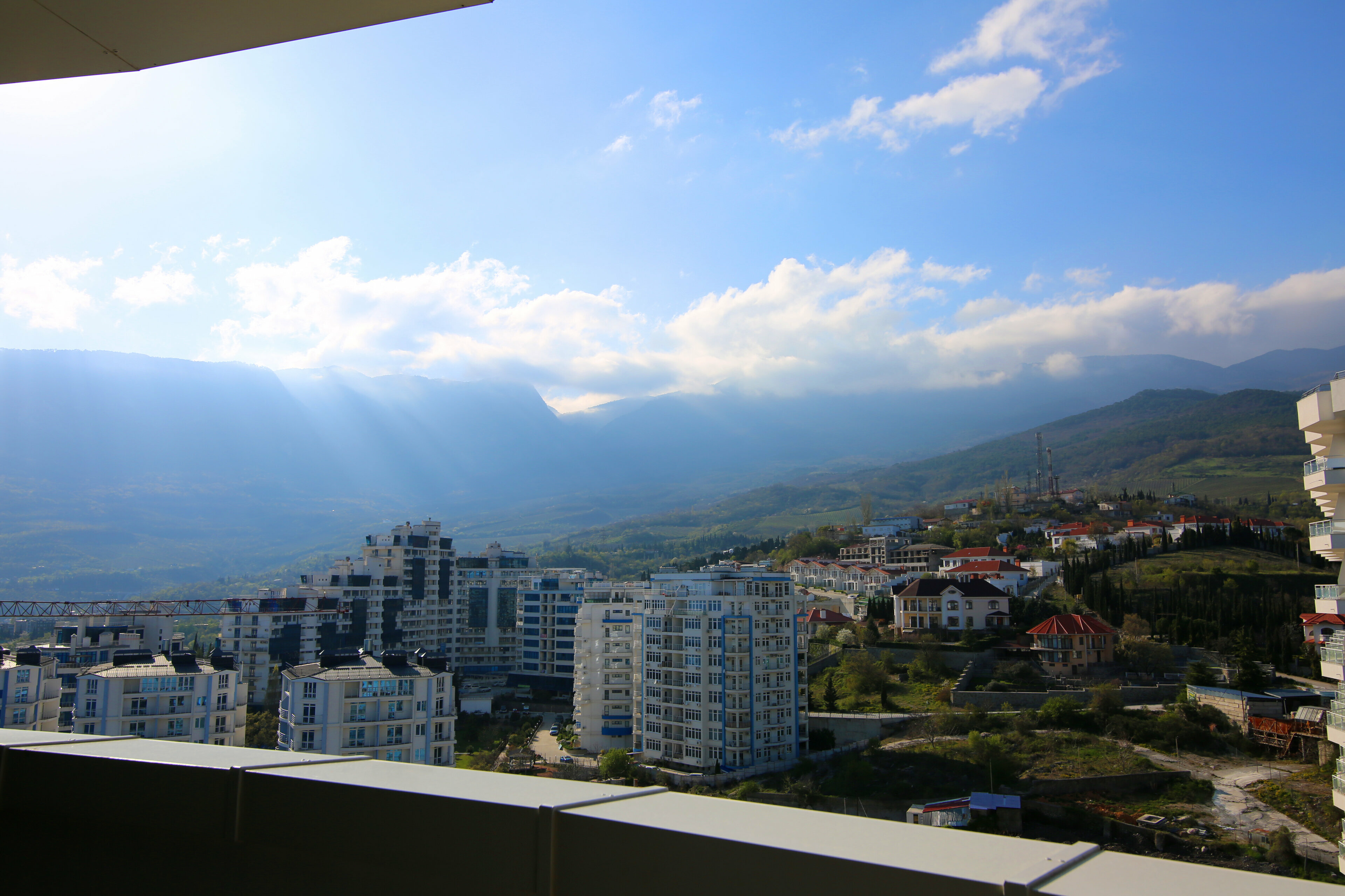 Трехместный номер с видом на горы