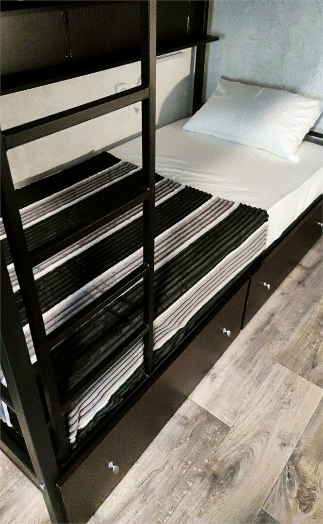 Односпальная кровать в общем номере для женщин