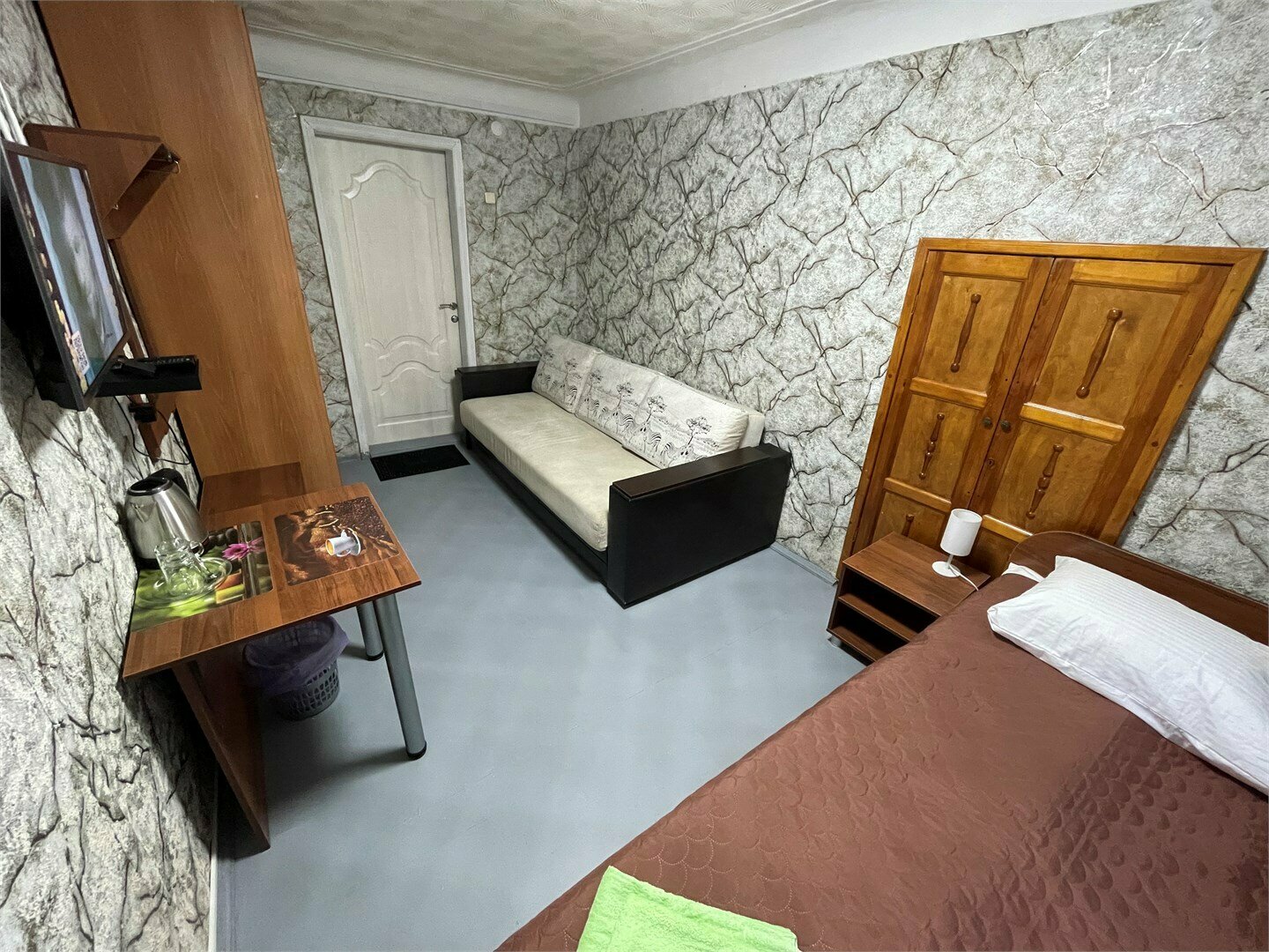 Номер стандарт с 1 односпальной кроватью и диван-кроватью. Общая ванная комната