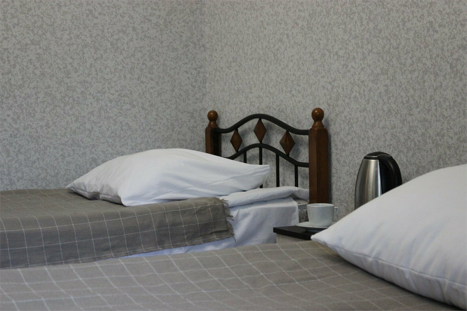 Трехместный номер эконом-класса с общей ванной комнатой