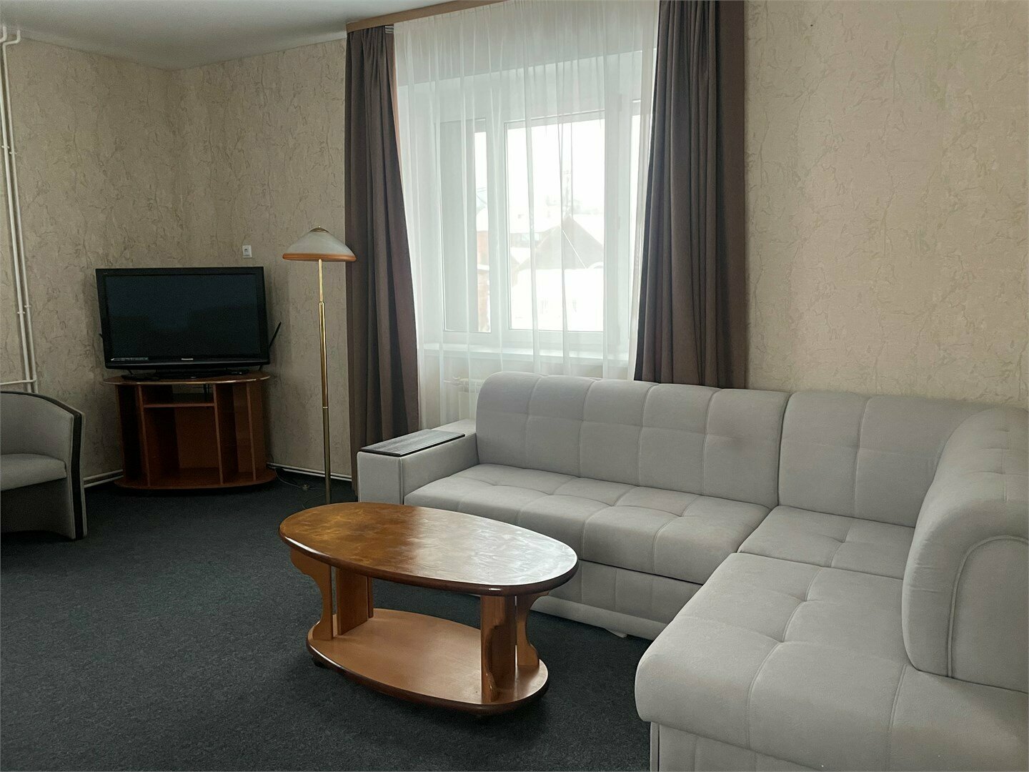 Люкс с большой двуспальной кроватью , угловым диваном, односпальной кроватью