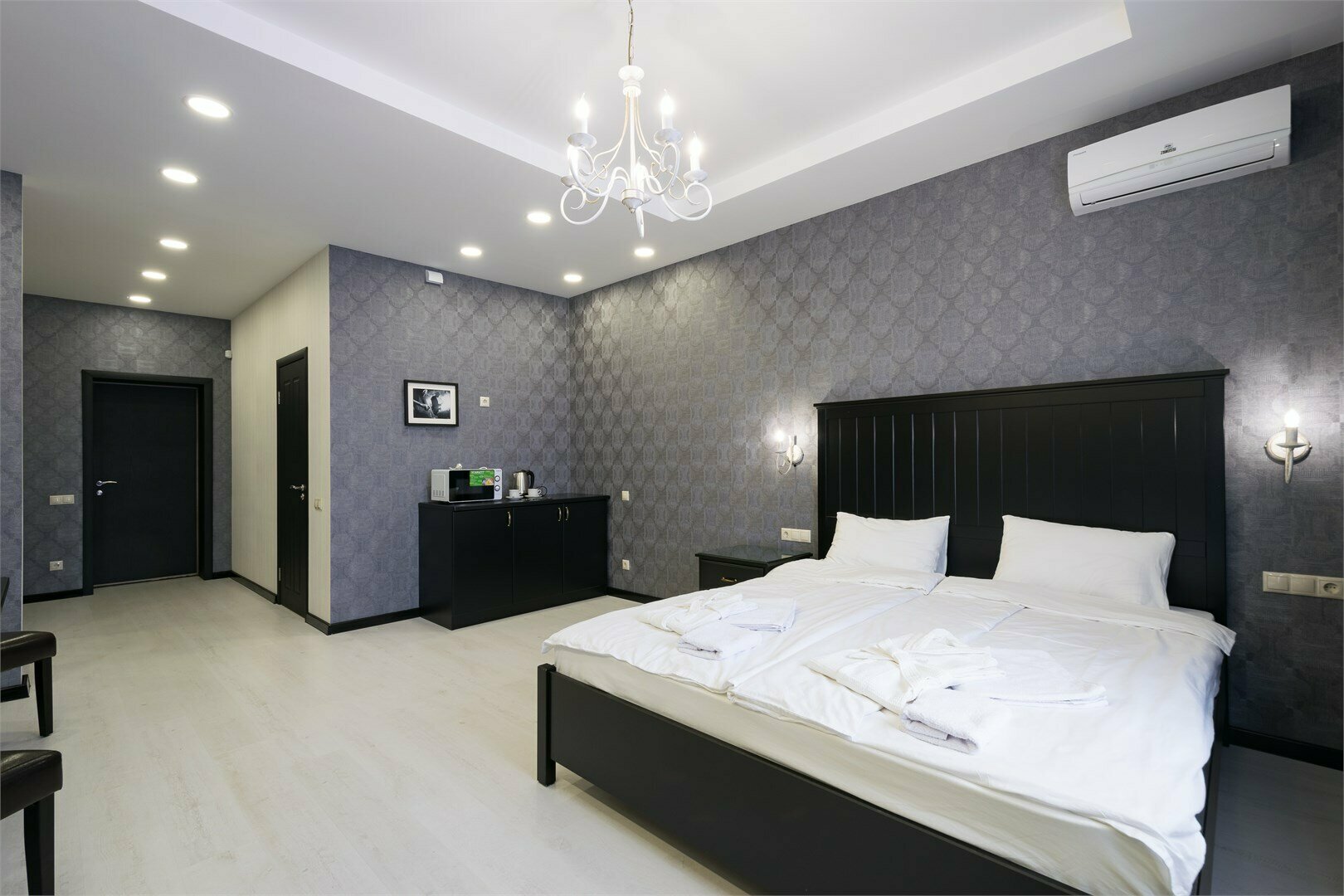 203 - Представительский полулюкс, с 1 кроватью размера "king-size" и электрокамином, бесплатная стоянка