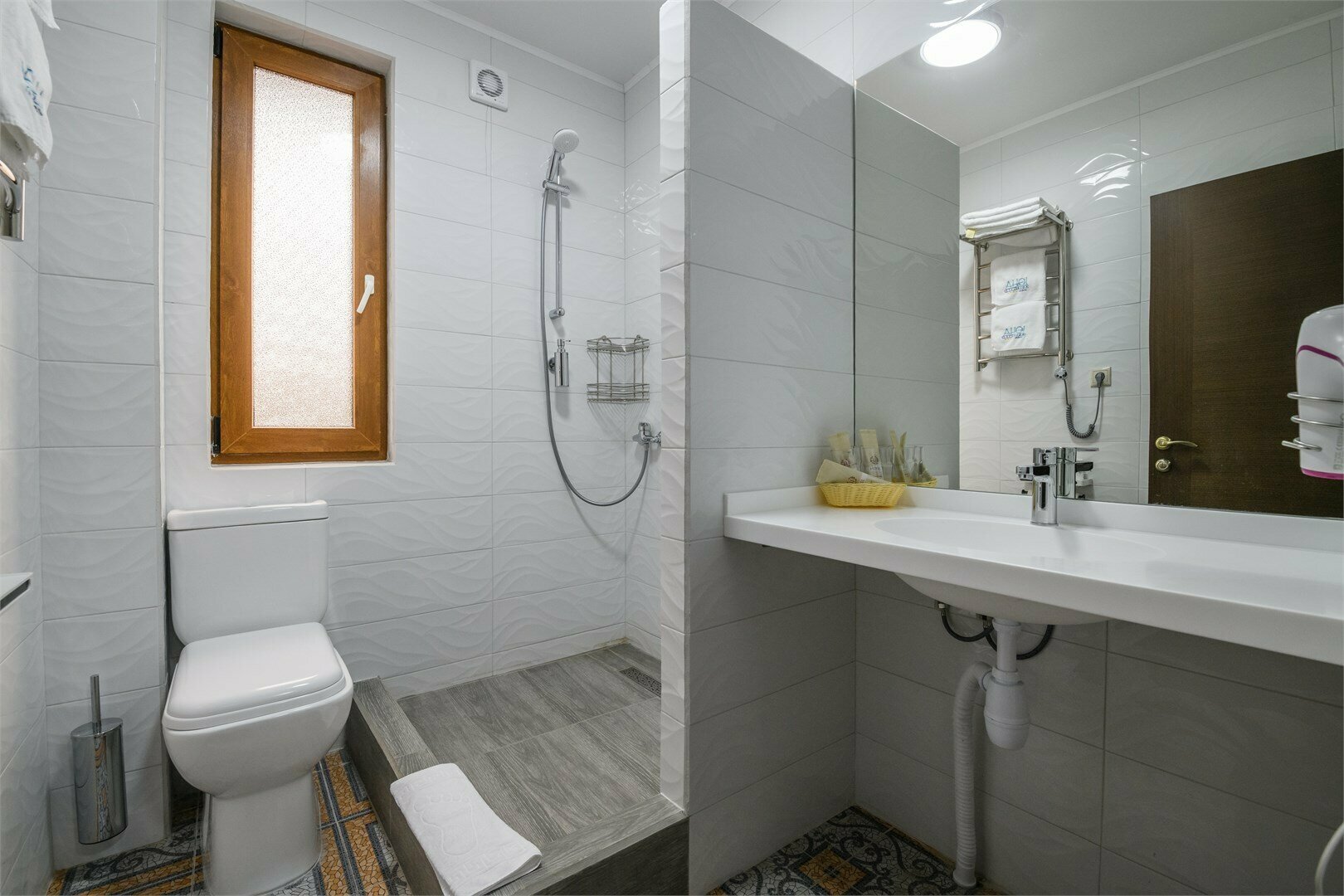 Двухместный номер с двуспальной кроватью и дополнительной кроватью