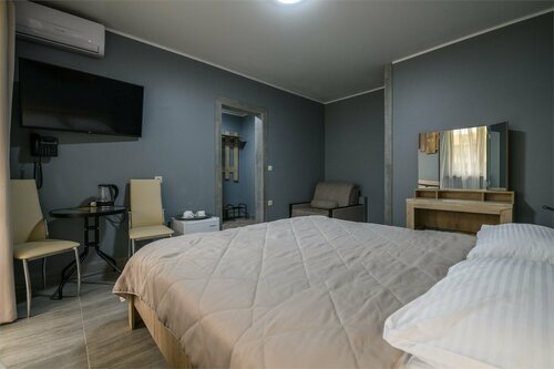 Двухместный номер с двуспальной кроватью и дополнительной кроватью