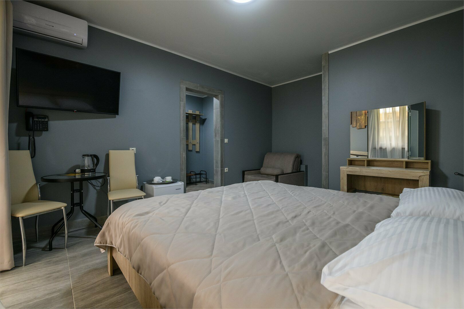 Двухместный номер с двуспальной кроватью и дополнительной кроватью