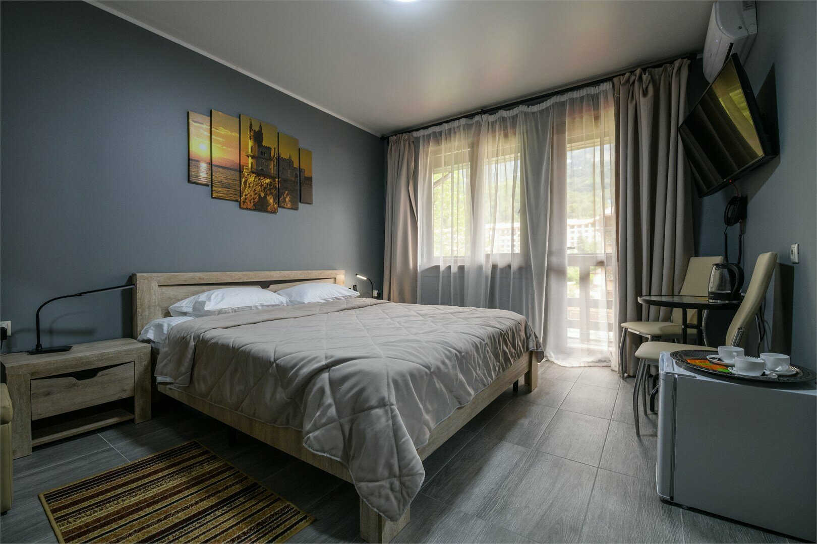 Двухместный номер с двуспальной кроватью и дополнительной кроватью