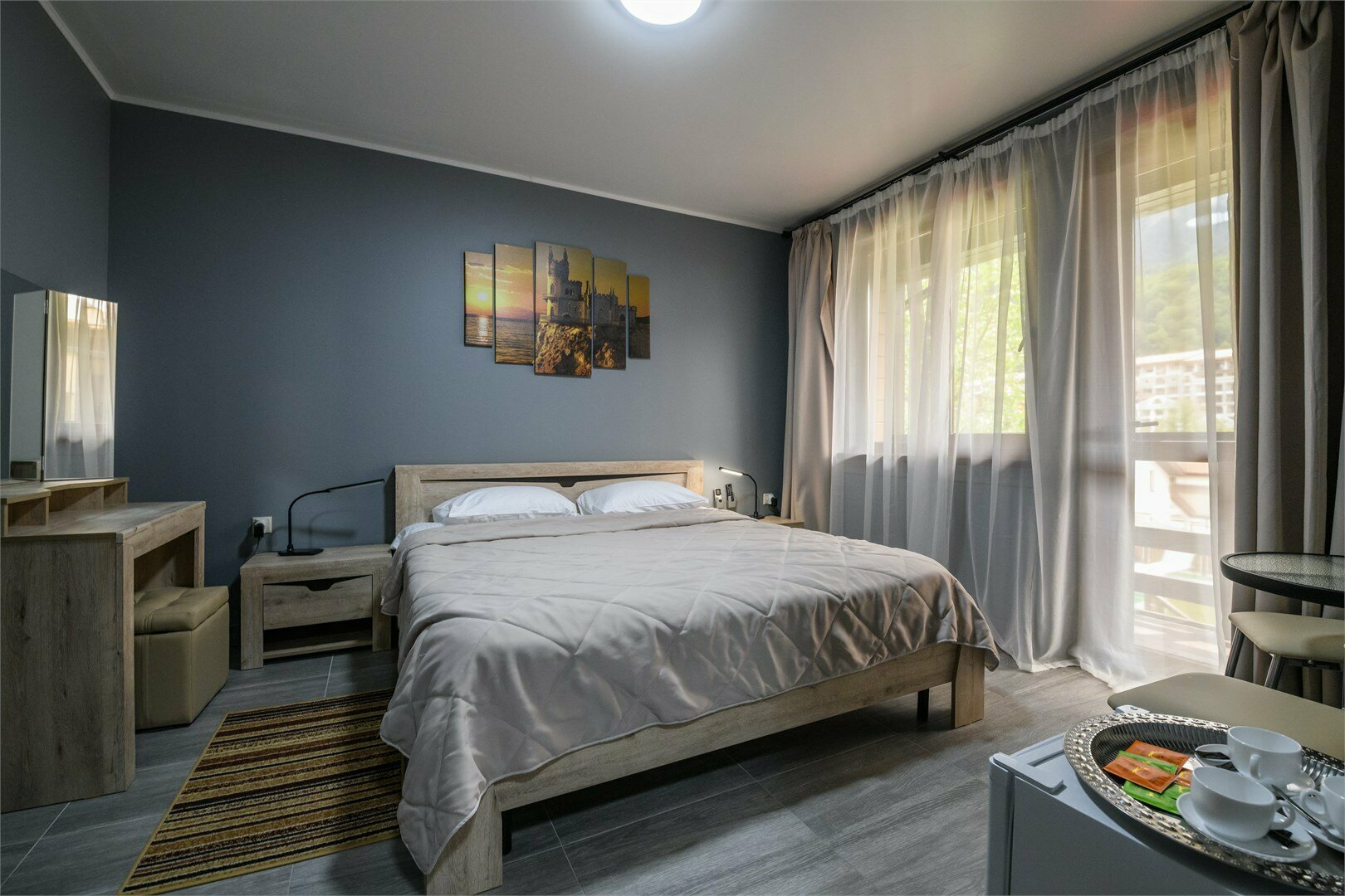 Двухместный номер с двуспальной кроватью и дополнительной кроватью