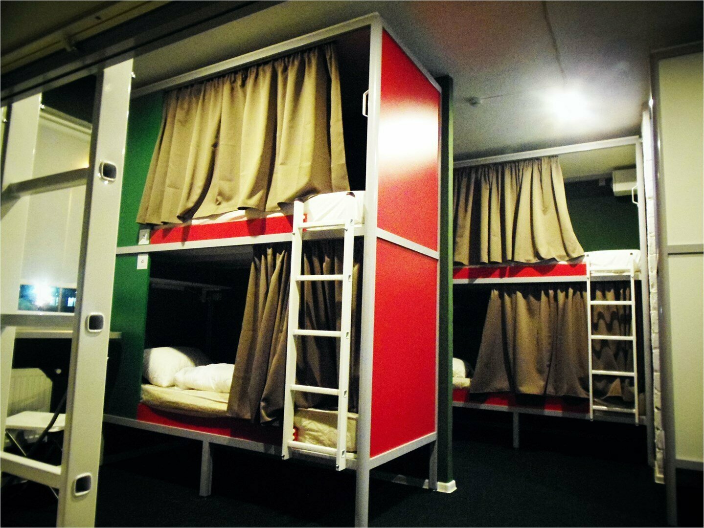 Кровать в общем номере для мужчин и женщин с 10 кроватями