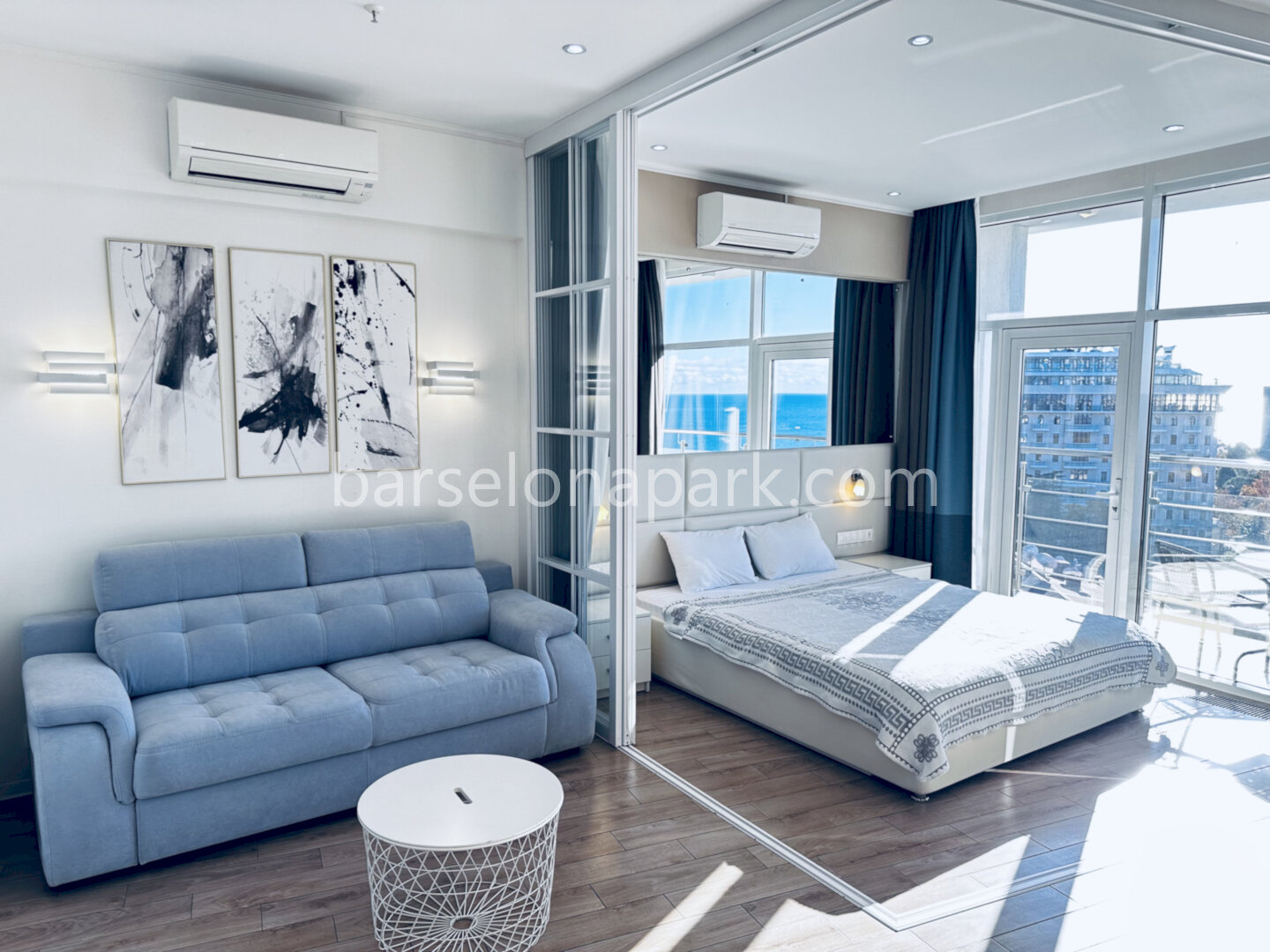 Дизайнерская студия с балконом! Прямой вид на море! До пляжа 5 минут.