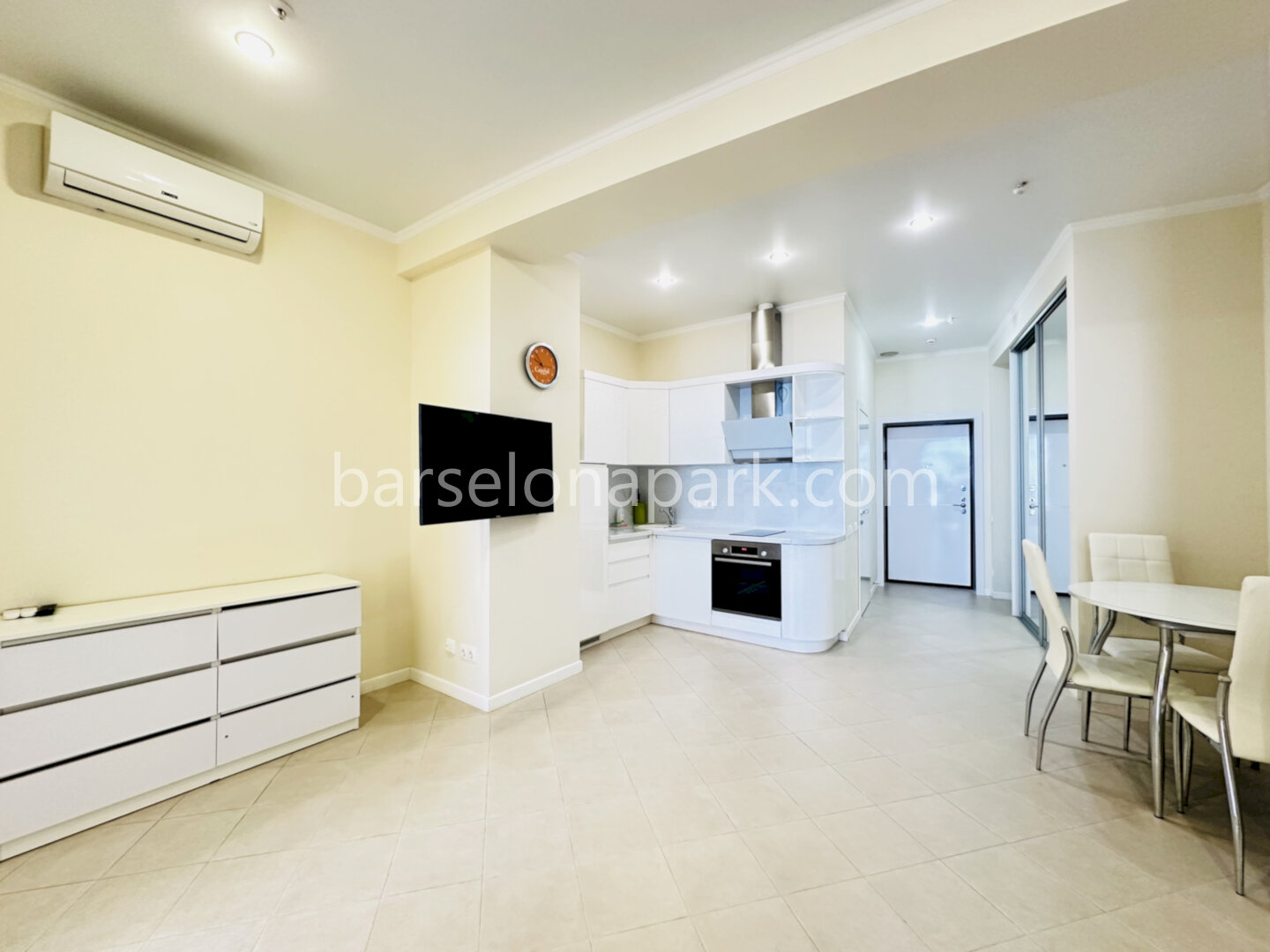 3-комнатный апартамент с балконом! Прямой вид на море! Пляж в 5 минутах!