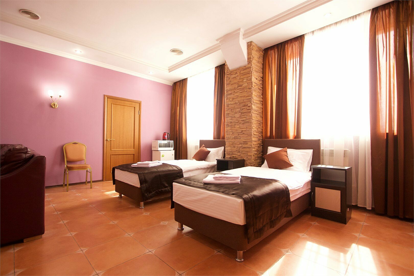 Полулюкс 4-х местный (2 двуспальные кровати или 1 двуспальная и 2 односпальные кровати)