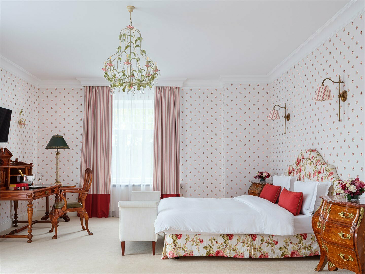 Дачный Джуниор Сюит "Алая Роза"