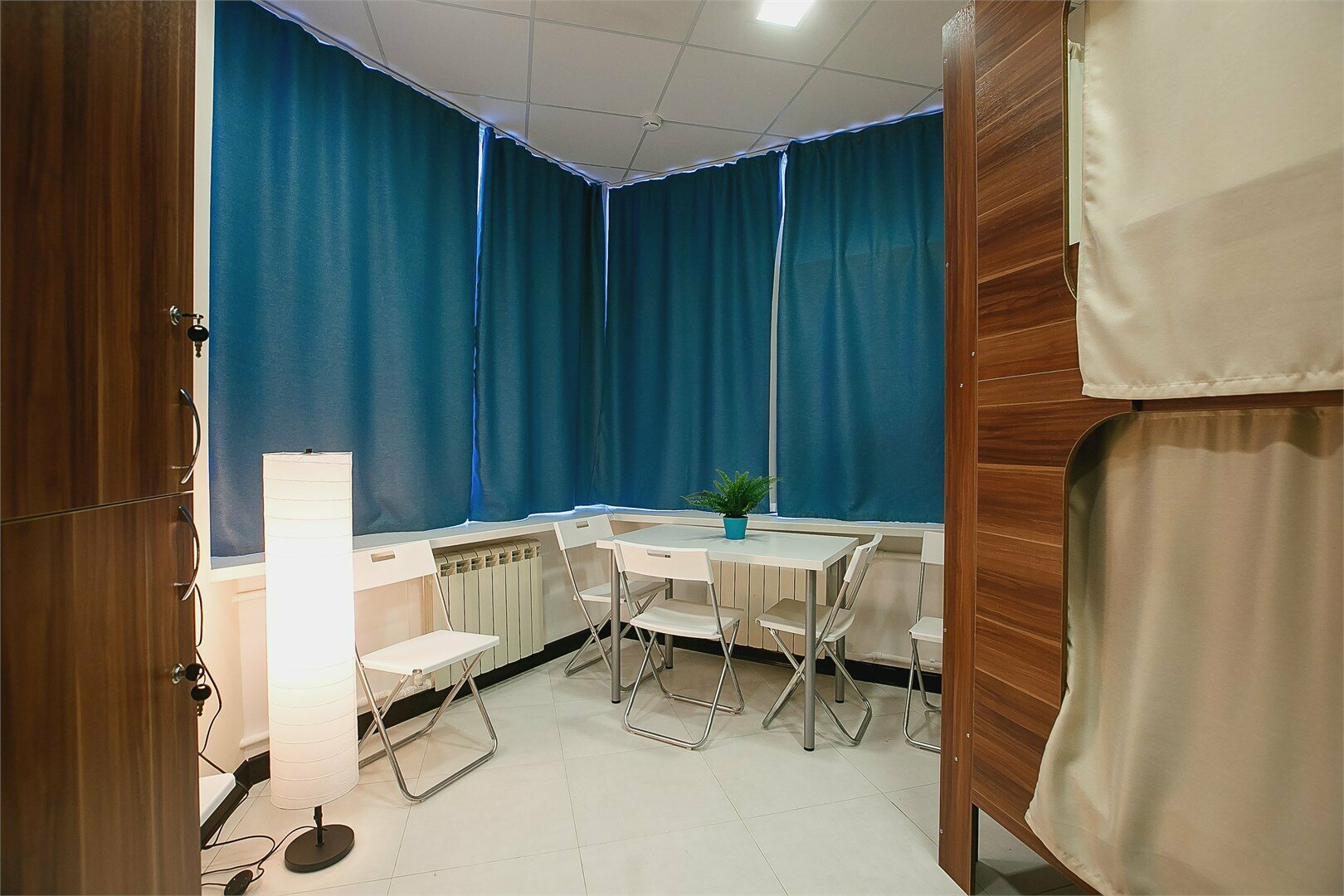 Спальное место на двухъярусной кровати в общем номере для мужчин