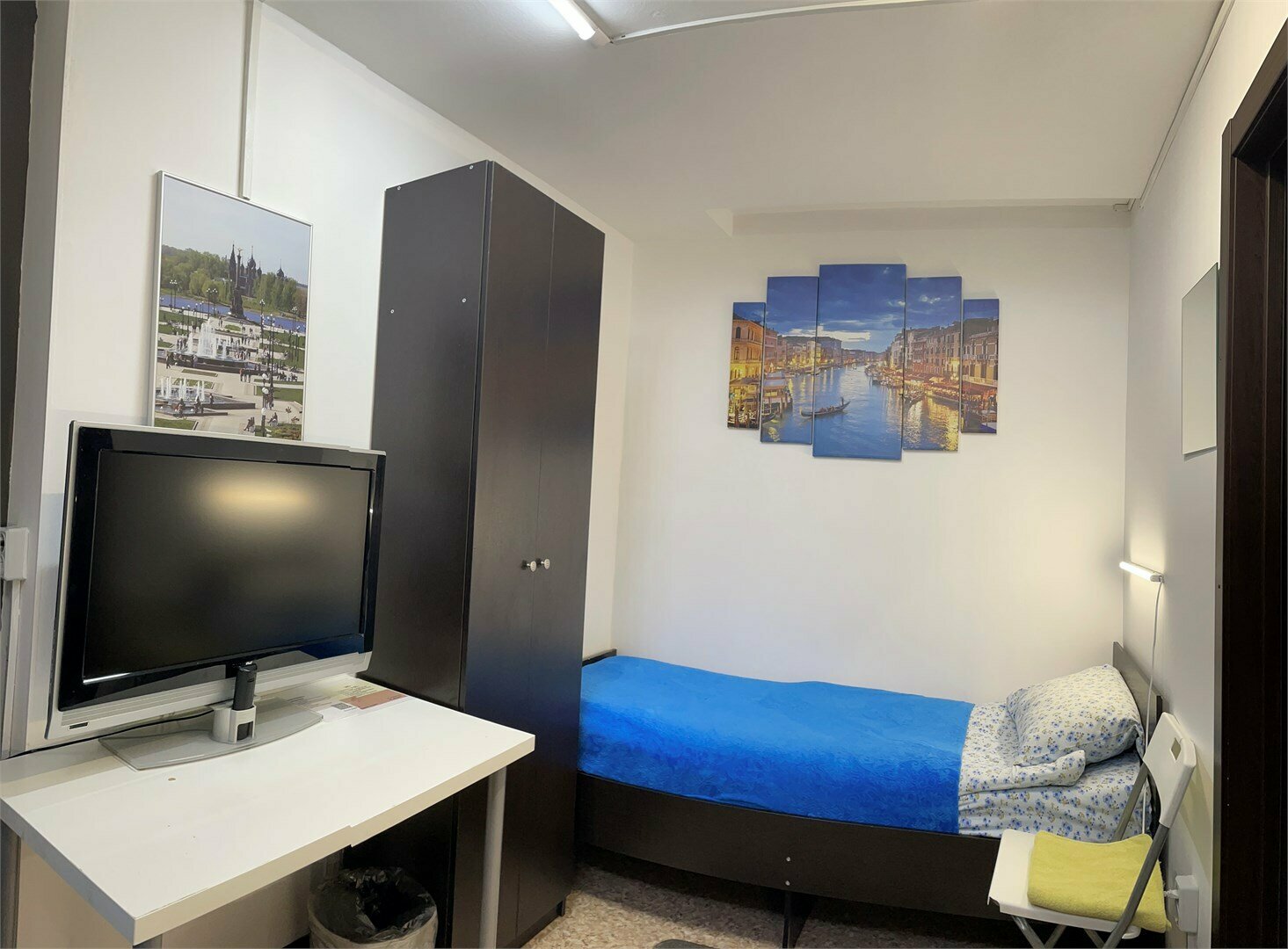 Двухместный номер с 2 отдельными кроватями и общей ванной комнатой